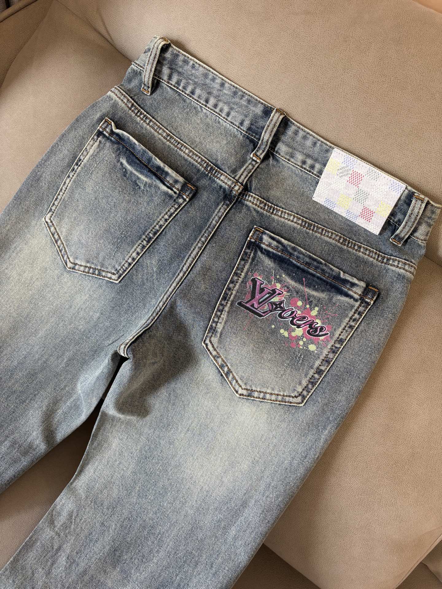 专柜🆕2026春夏设计推荐 热卖牛仔裤🆕柔软亲肤面料 奢华头层牛皮腰牌 经典蓝洗水 专柜限量款 奢华感订