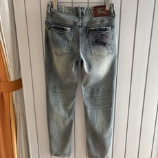专柜🆕2026春夏设计推荐 热卖牛仔裤🆕柔软亲肤面料 奢华头层牛皮腰牌 经典蓝洗水 专柜限量款 奢华感订 专柜🆕2026春夏设计推荐 热卖牛仔裤🆕柔软亲肤面料 奢华头层牛皮腰牌 经典蓝洗水 专柜限量款 奢华感订