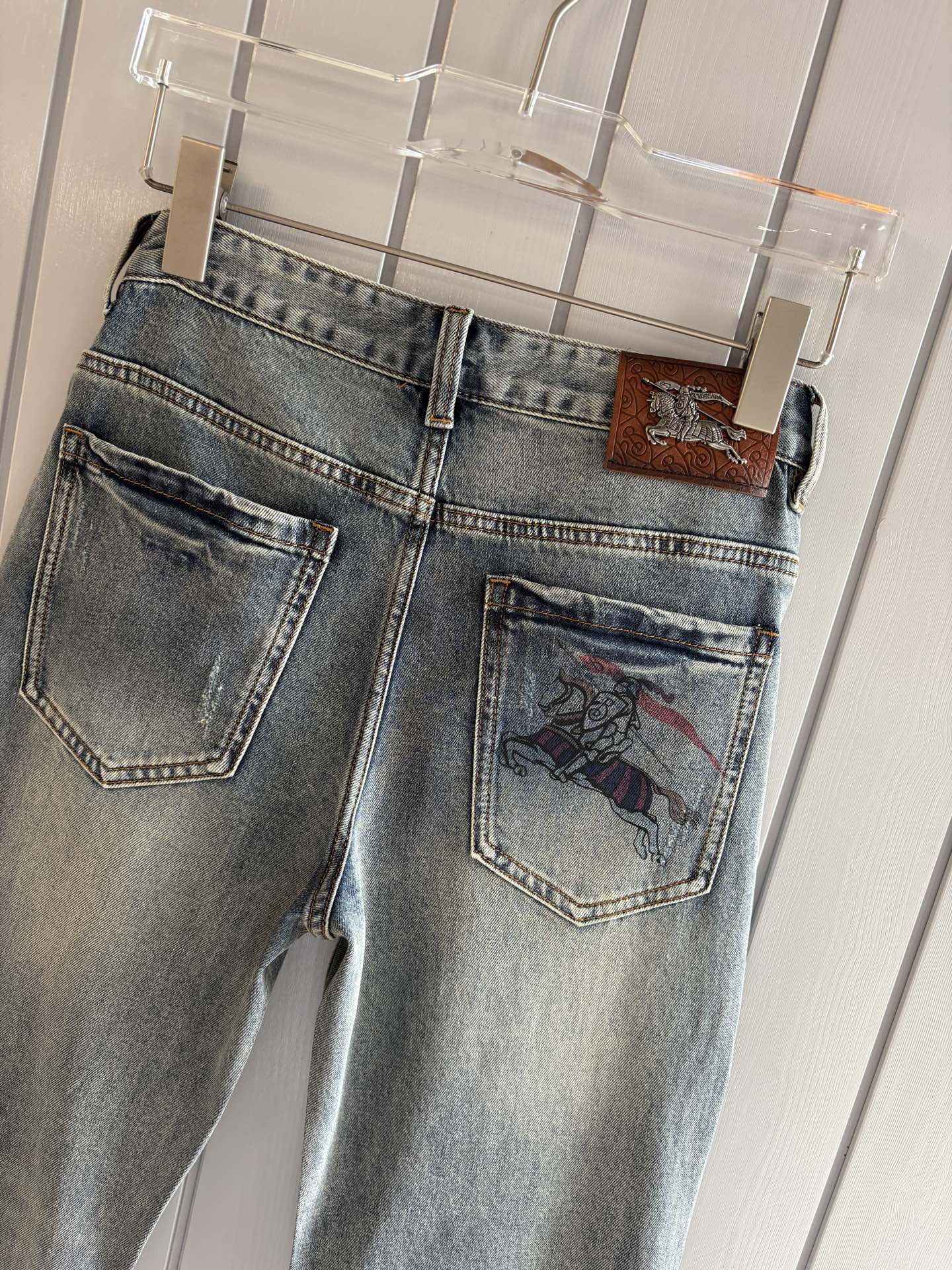 专柜🆕2026春夏设计推荐 热卖牛仔裤🆕柔软亲肤面料 奢华头层牛皮腰牌 经典蓝洗水 专柜限量款 奢华感订