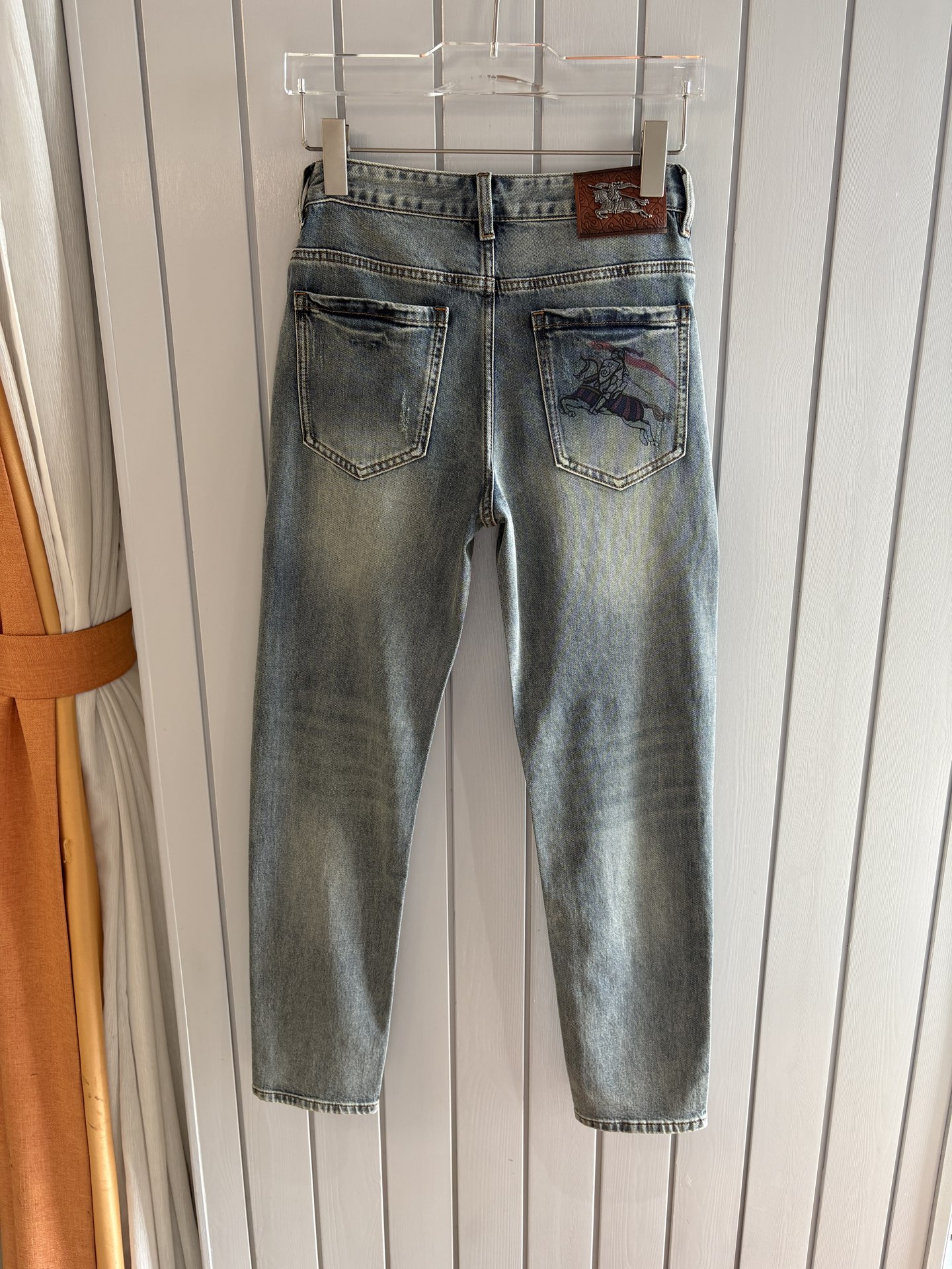 专柜🆕2026春夏设计推荐 热卖牛仔裤🆕柔软亲肤面料 奢华头层牛皮腰牌 经典蓝洗水 专柜限量款 奢华感订