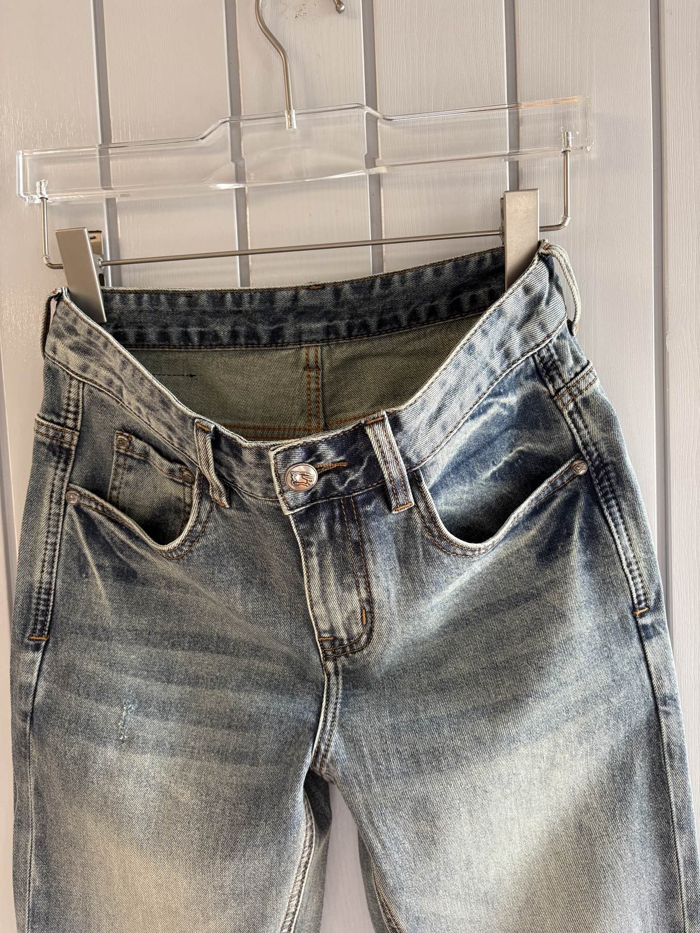 专柜🆕2026春夏设计推荐 热卖牛仔裤🆕柔软亲肤面料 奢华头层牛皮腰牌 经典蓝洗水 专柜限量款 奢华感订