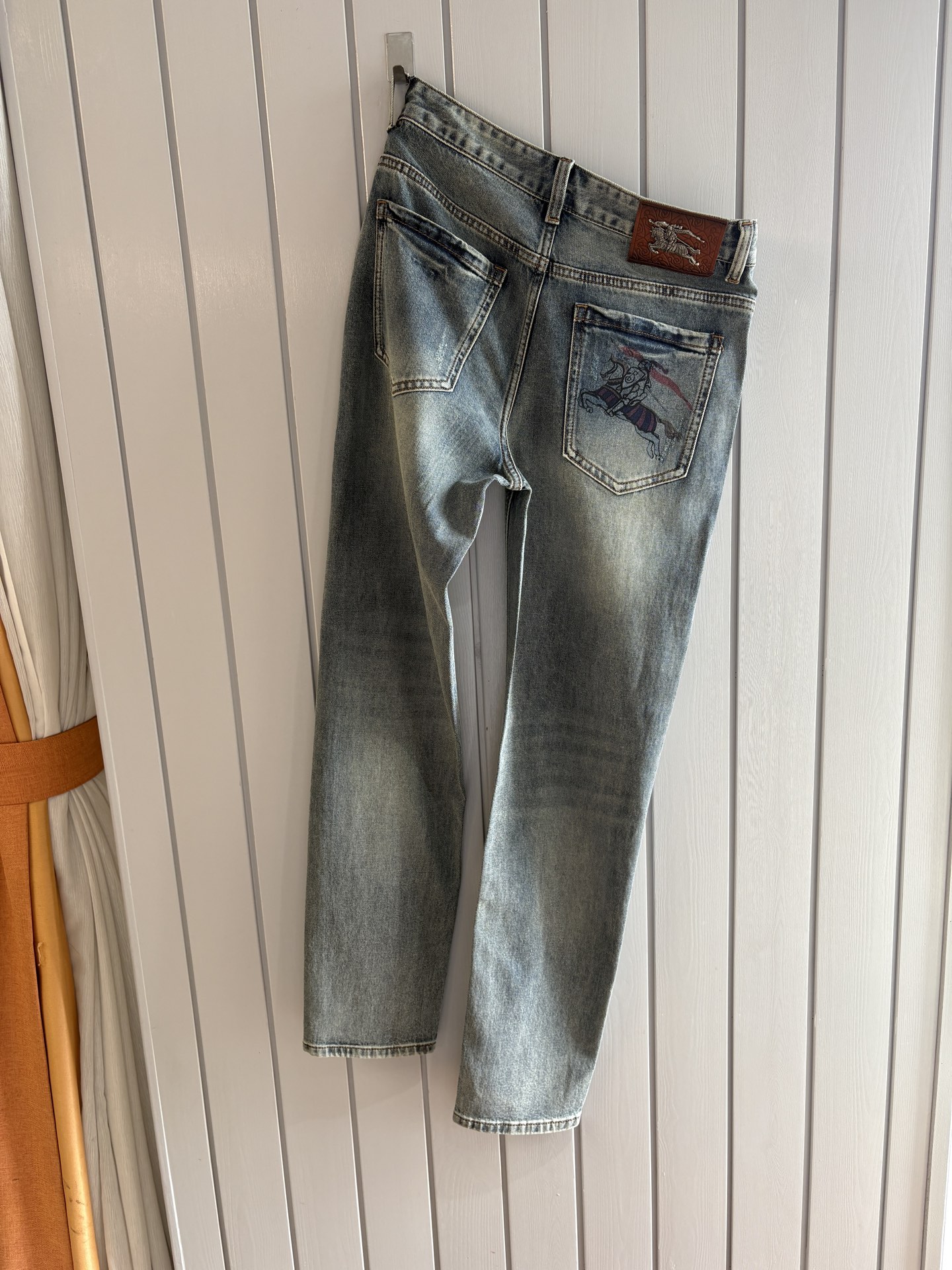 专柜🆕2026春夏设计推荐 热卖牛仔裤🆕柔软亲肤面料 奢华头层牛皮腰牌 经典蓝洗水 专柜限量款 奢华感订