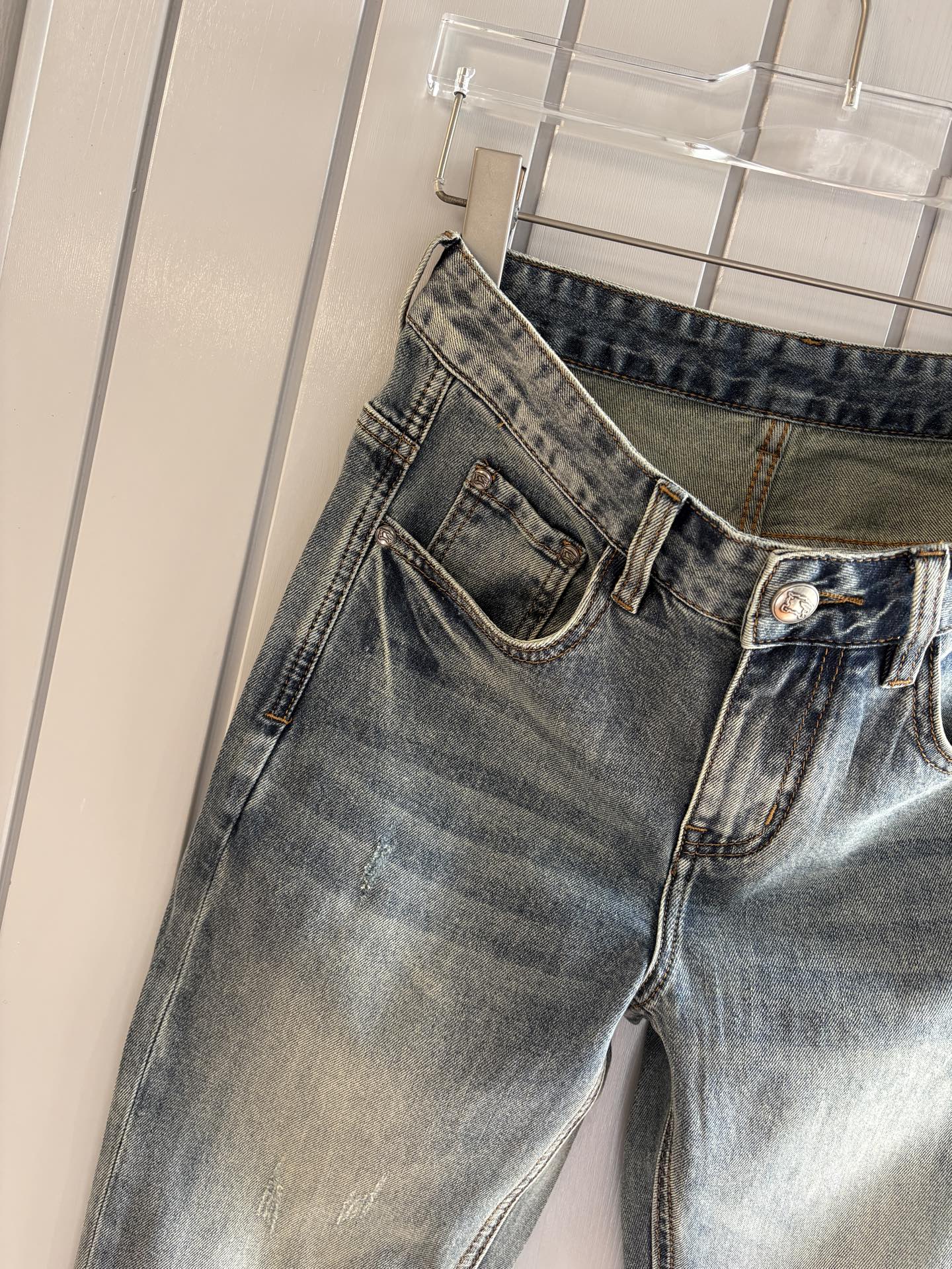 专柜🆕2026春夏设计推荐 热卖牛仔裤🆕柔软亲肤面料 奢华头层牛皮腰牌 经典蓝洗水 专柜限量款 奢华感订