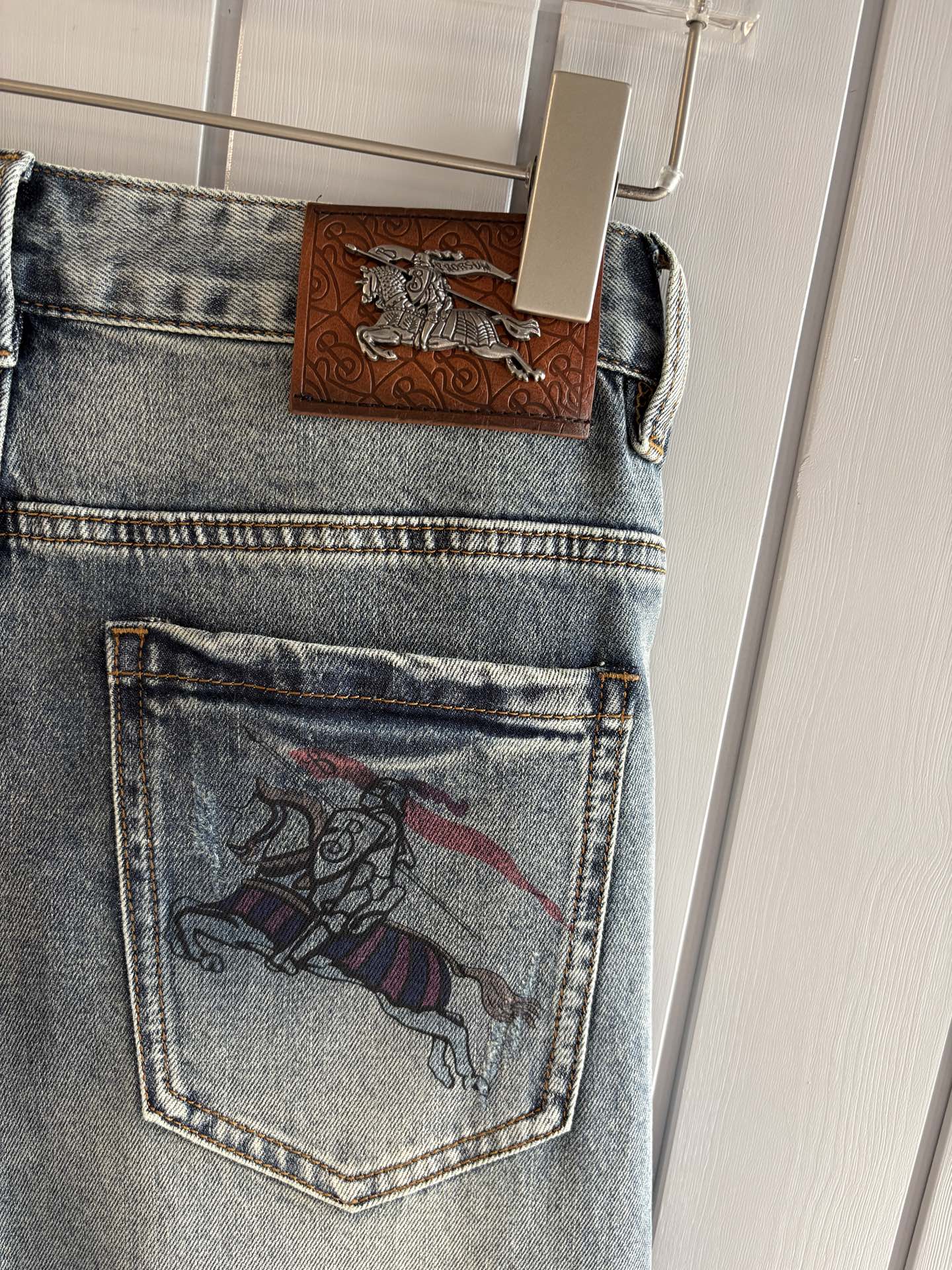 专柜🆕2026春夏设计推荐 热卖牛仔裤🆕柔软亲肤面料 奢华头层牛皮腰牌 经典蓝洗水 专柜限量款 奢华感订