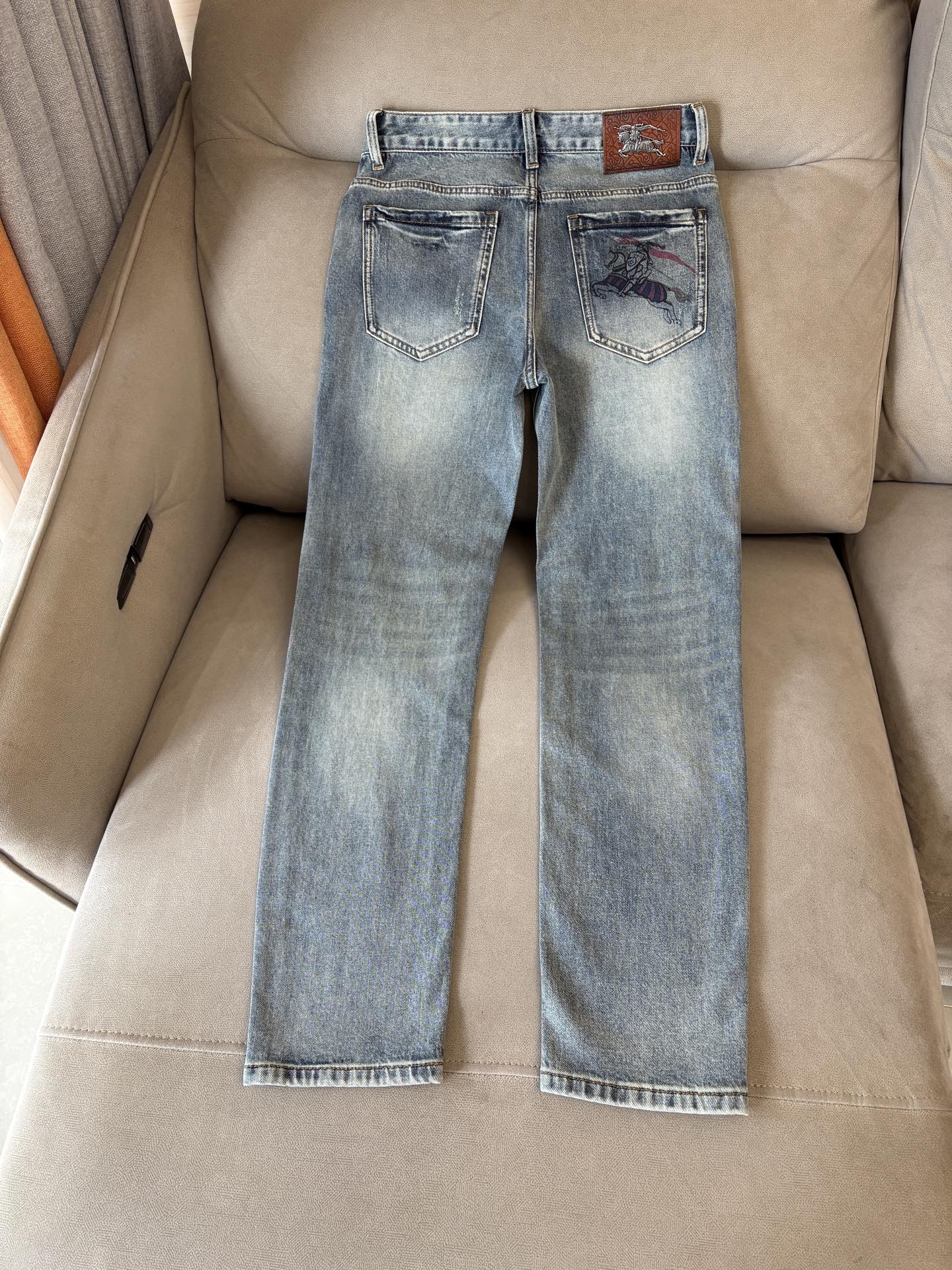 专柜🆕2026春夏设计推荐 热卖牛仔裤🆕柔软亲肤面料 奢华头层牛皮腰牌 经典蓝洗水 专柜限量款 奢华感订