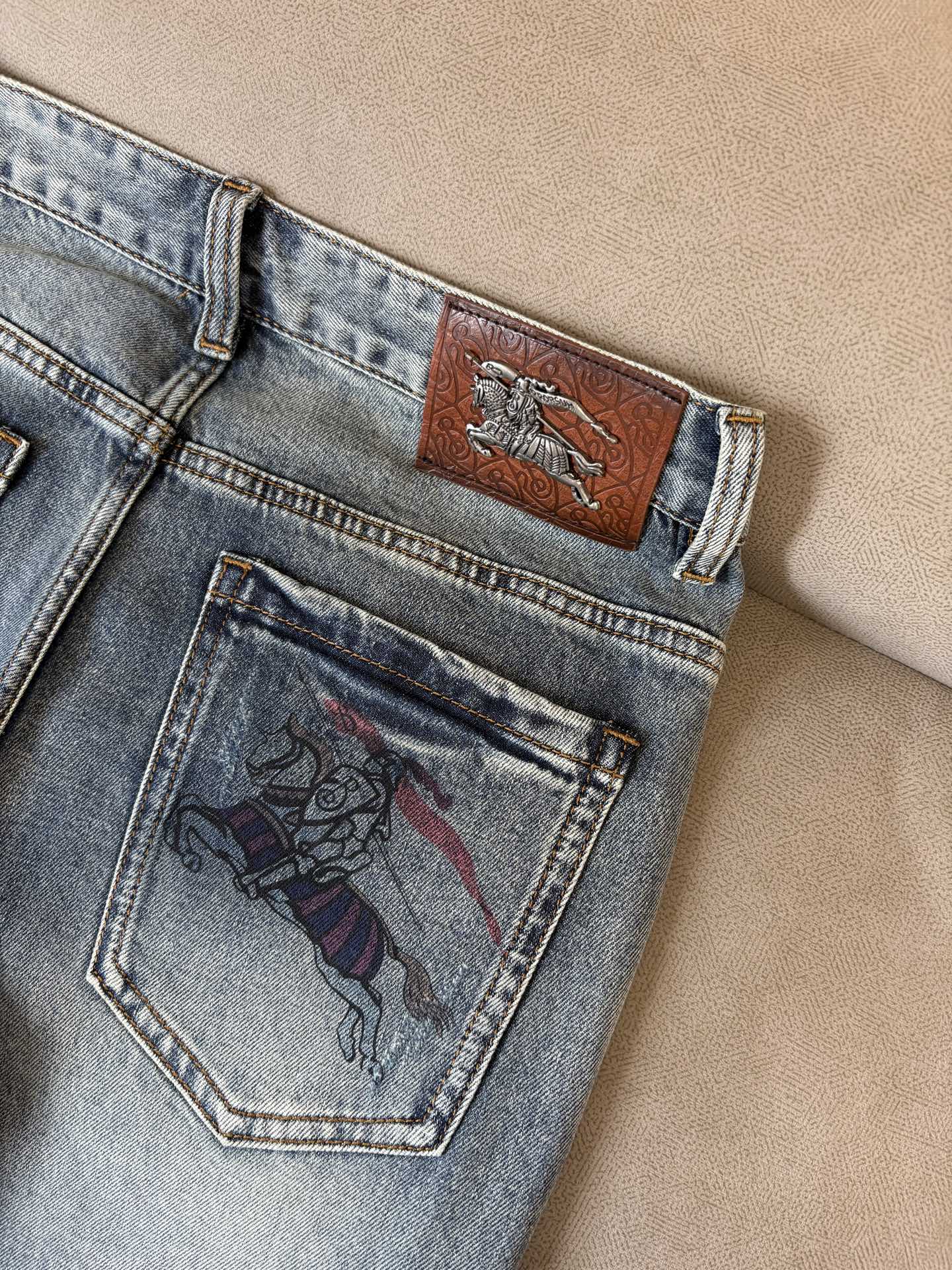 专柜🆕2026春夏设计推荐 热卖牛仔裤🆕柔软亲肤面料 奢华头层牛皮腰牌 经典蓝洗水 专柜限量款 奢华感订