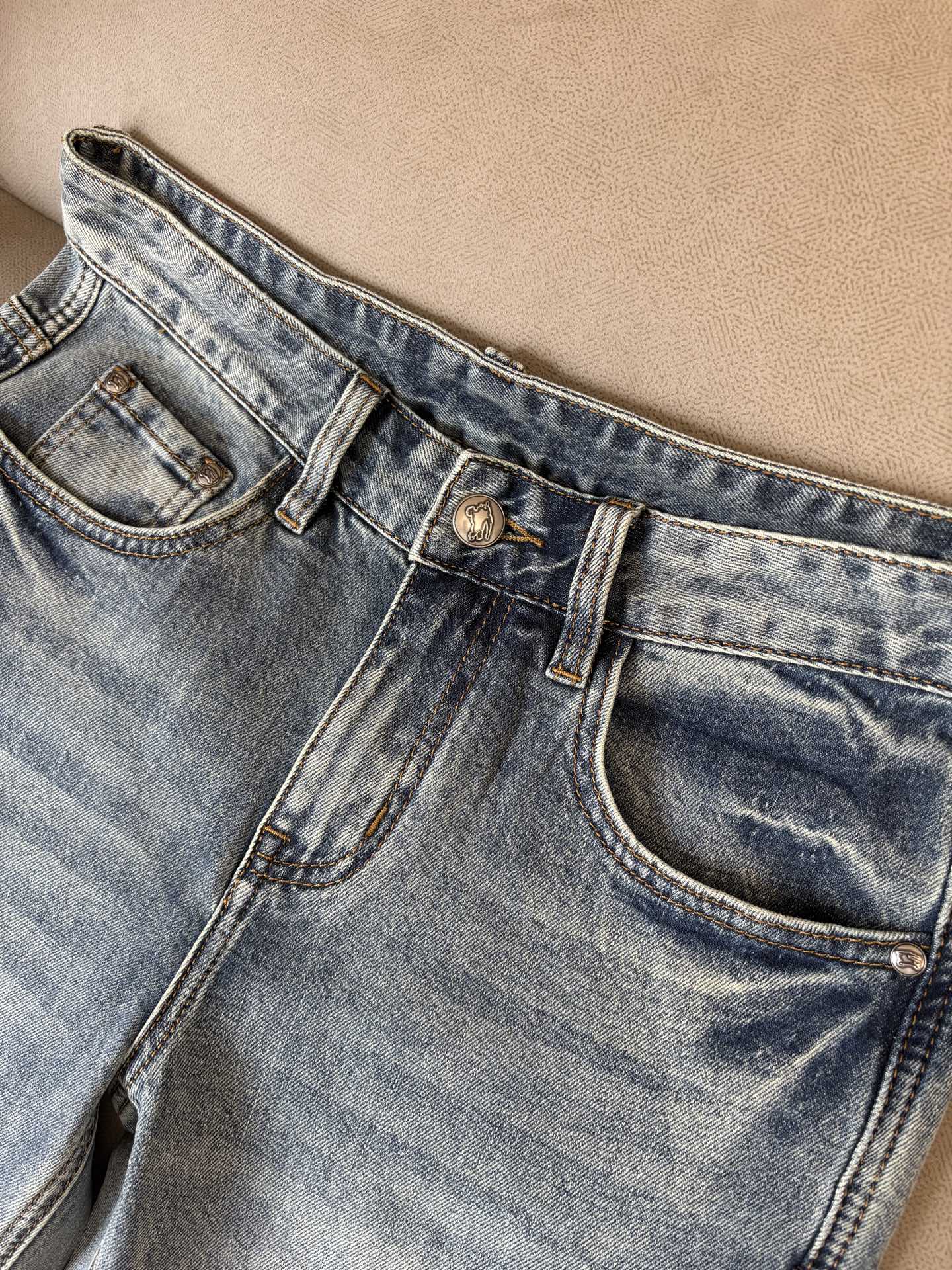 专柜🆕2026春夏设计推荐 热卖牛仔裤🆕柔软亲肤面料 奢华头层牛皮腰牌 经典蓝洗水 专柜限量款 奢华感订