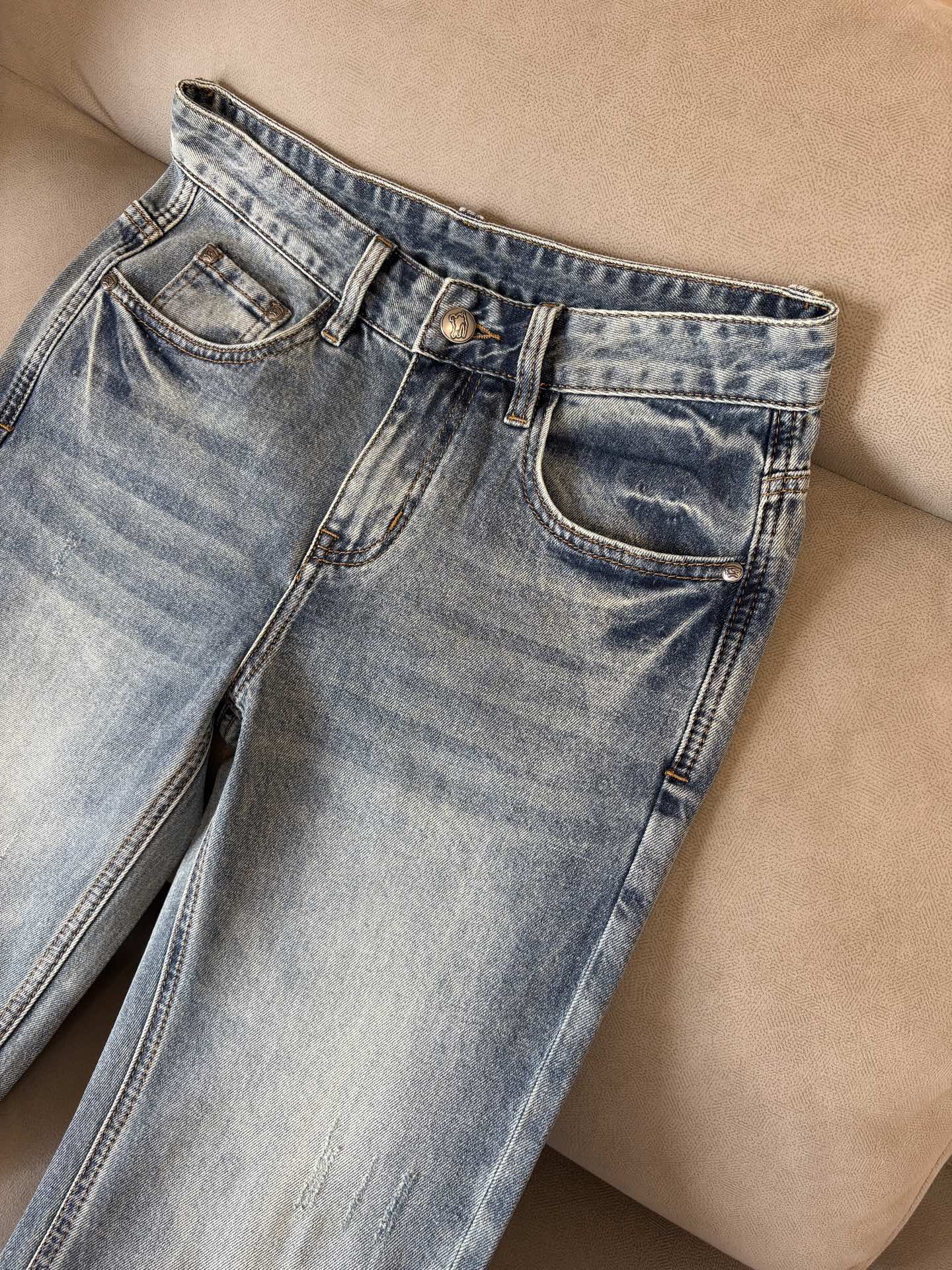 专柜🆕2026春夏设计推荐 热卖牛仔裤🆕柔软亲肤面料 奢华头层牛皮腰牌 经典蓝洗水 专柜限量款 奢华感订