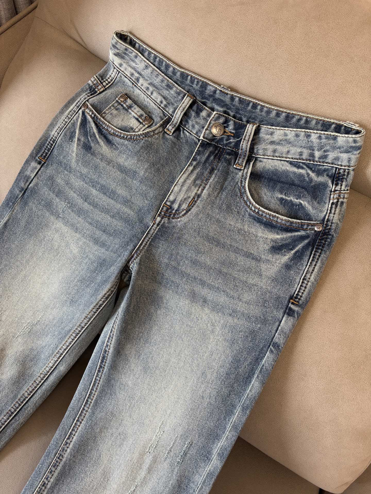 专柜🆕2026春夏设计推荐 热卖牛仔裤🆕柔软亲肤面料 奢华头层牛皮腰牌 经典蓝洗水 专柜限量款 奢华感订