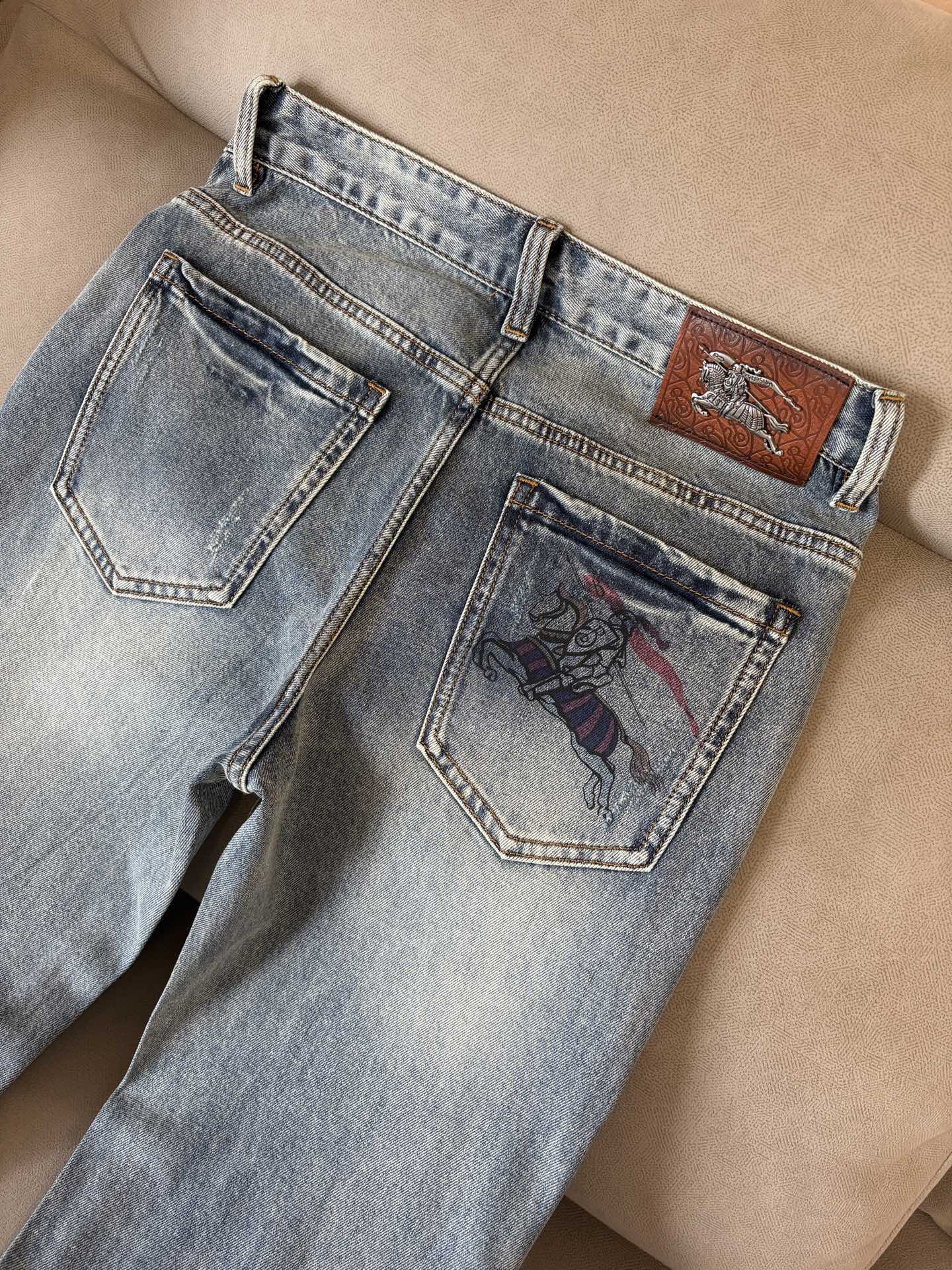 专柜🆕2026春夏设计推荐 热卖牛仔裤🆕柔软亲肤面料 奢华头层牛皮腰牌 经典蓝洗水 专柜限量款 奢华感订