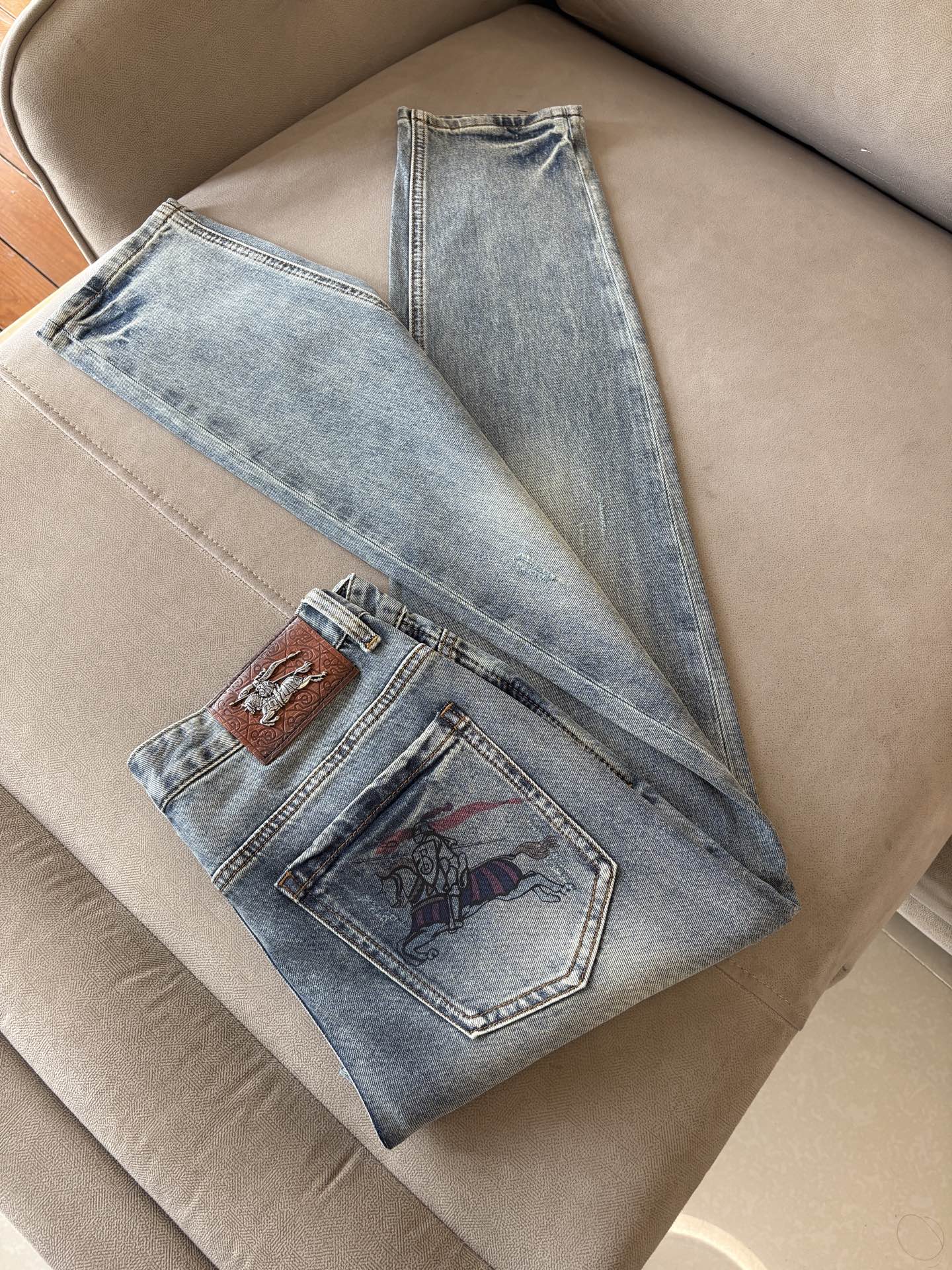 专柜🆕2026春夏设计推荐 热卖牛仔裤🆕柔软亲肤面料 奢华头层牛皮腰牌 经典蓝洗水 专柜限量款 奢华感订