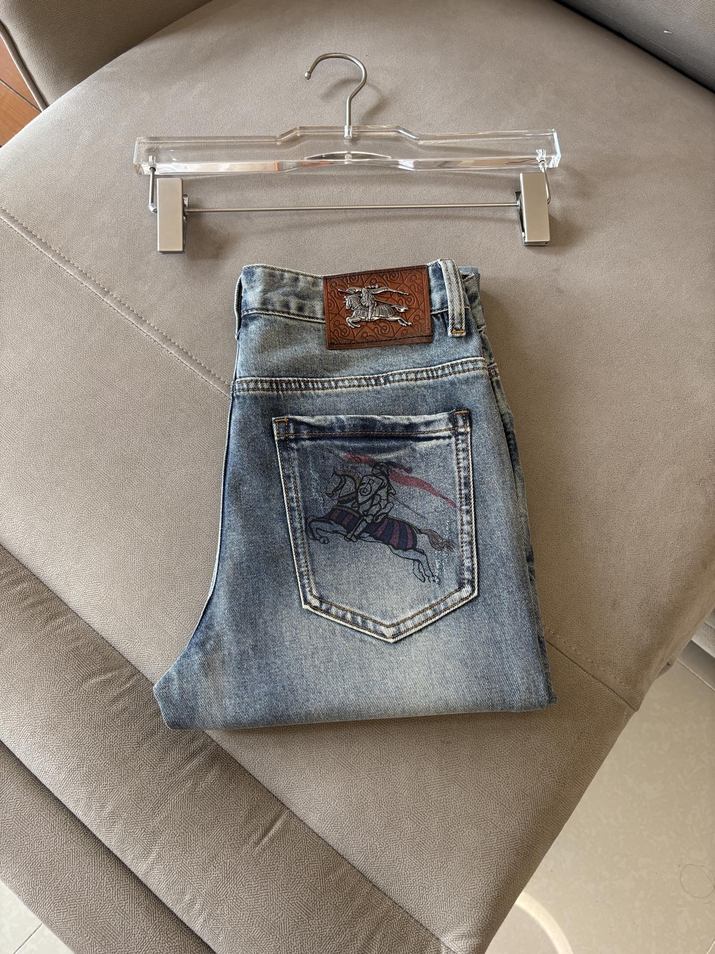 专柜🆕2026春夏设计推荐 热卖牛仔裤🆕柔软亲肤面料 奢华头层牛皮腰牌 经典蓝洗水 专柜限量款 奢华感订