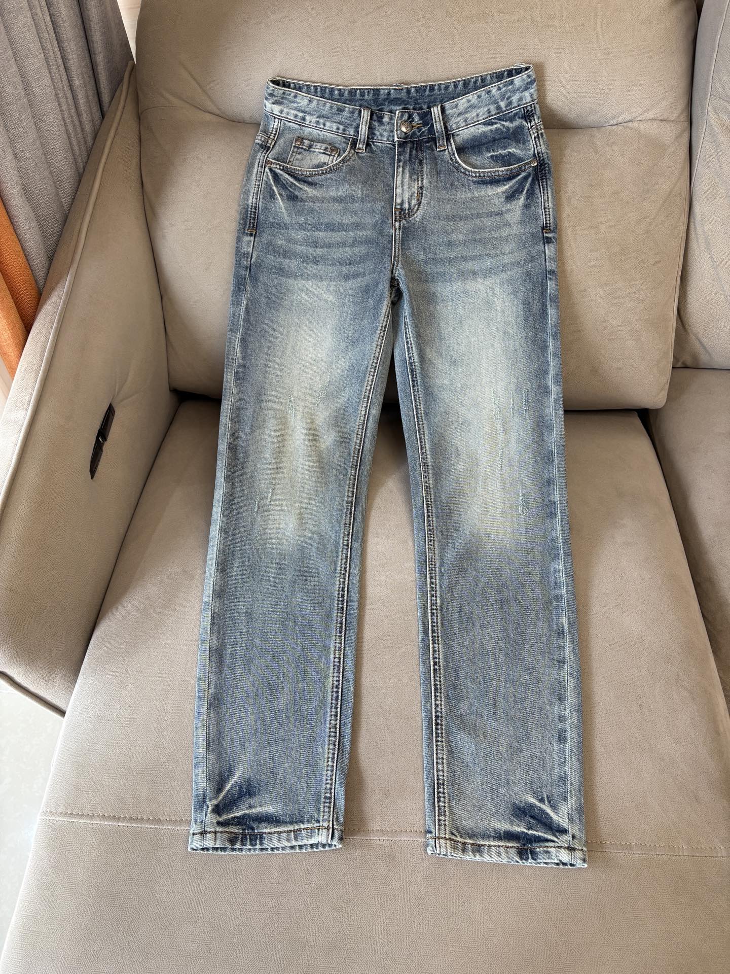 专柜🆕2026春夏设计推荐 热卖牛仔裤🆕柔软亲肤面料 奢华头层牛皮腰牌 经典蓝洗水 专柜限量款 奢华感订