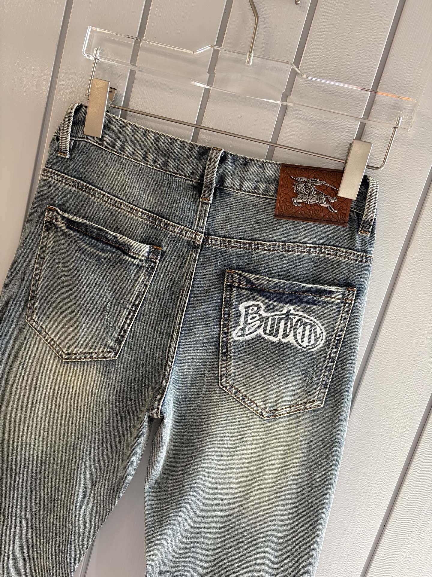 专柜🆕2026春夏设计推荐 热卖牛仔裤🆕柔软亲肤面料 奢华头层牛皮腰牌 经典蓝洗水 专柜限量款 奢华感订