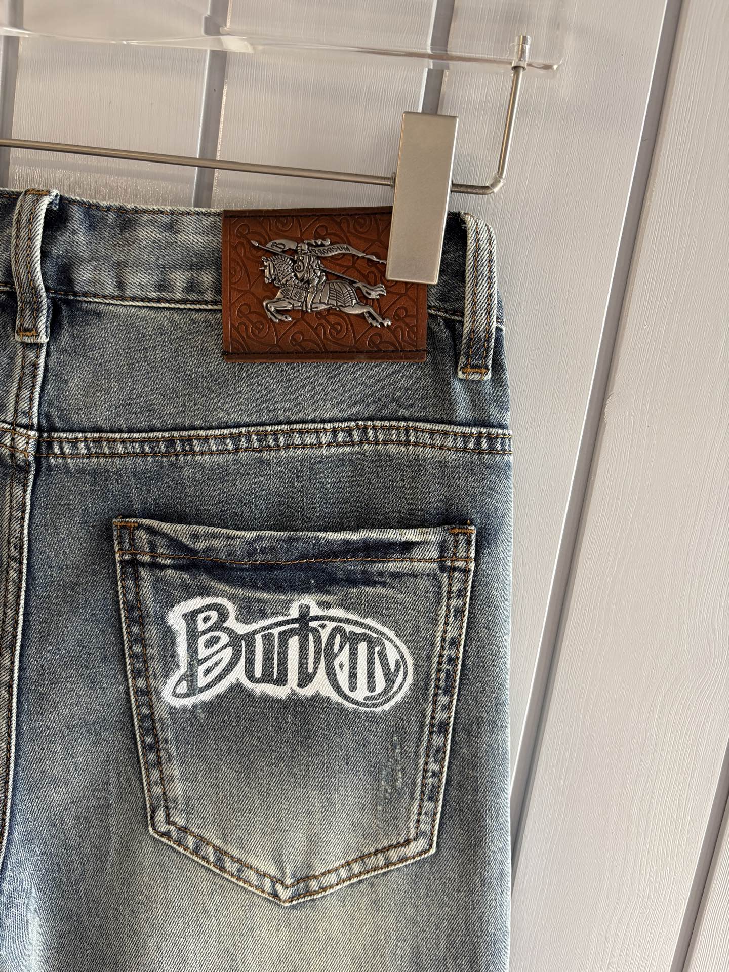 专柜🆕2026春夏设计推荐 热卖牛仔裤🆕柔软亲肤面料 奢华头层牛皮腰牌 经典蓝洗水 专柜限量款 奢华感订