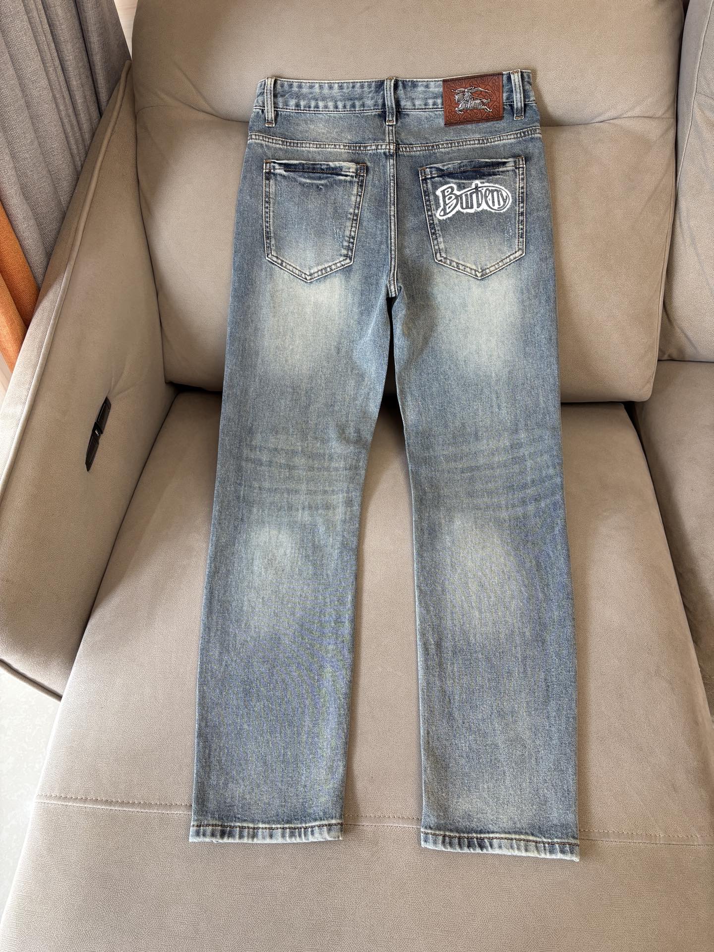 专柜🆕2026春夏设计推荐 热卖牛仔裤🆕柔软亲肤面料 奢华头层牛皮腰牌 经典蓝洗水 专柜限量款 奢华感订