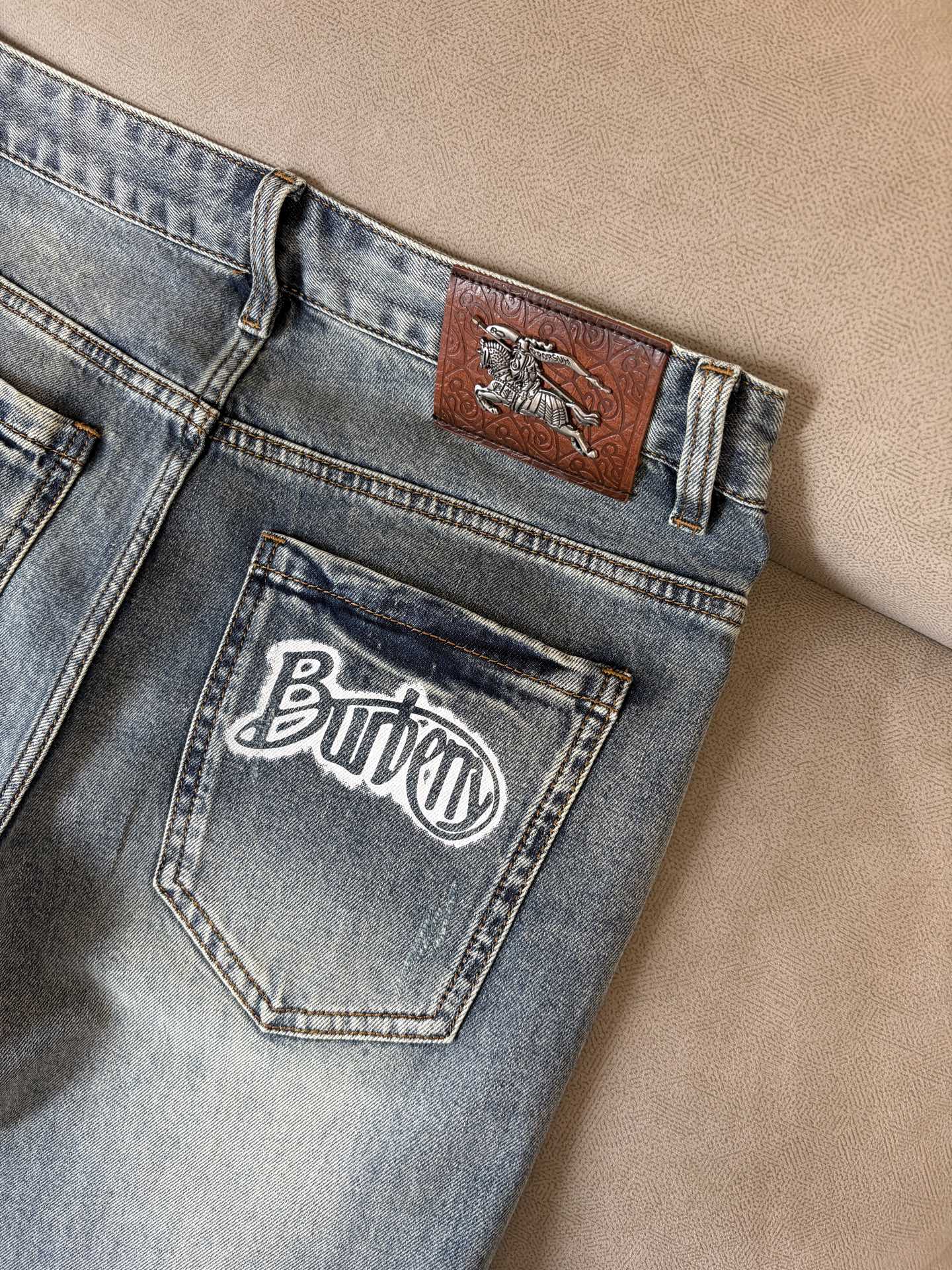 专柜🆕2026春夏设计推荐 热卖牛仔裤🆕柔软亲肤面料 奢华头层牛皮腰牌 经典蓝洗水 专柜限量款 奢华感订