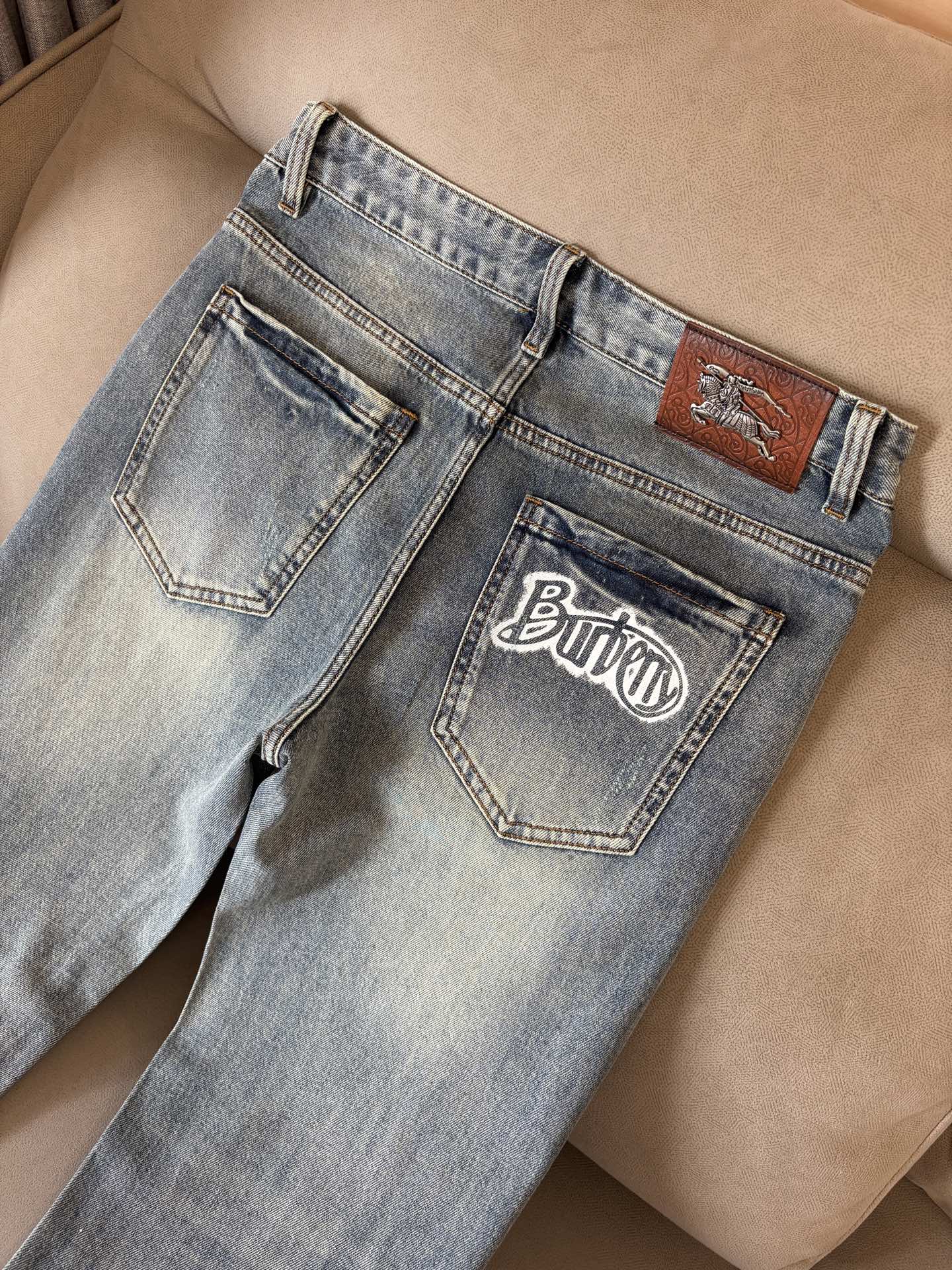 专柜🆕2026春夏设计推荐 热卖牛仔裤🆕柔软亲肤面料 奢华头层牛皮腰牌 经典蓝洗水 专柜限量款 奢华感订