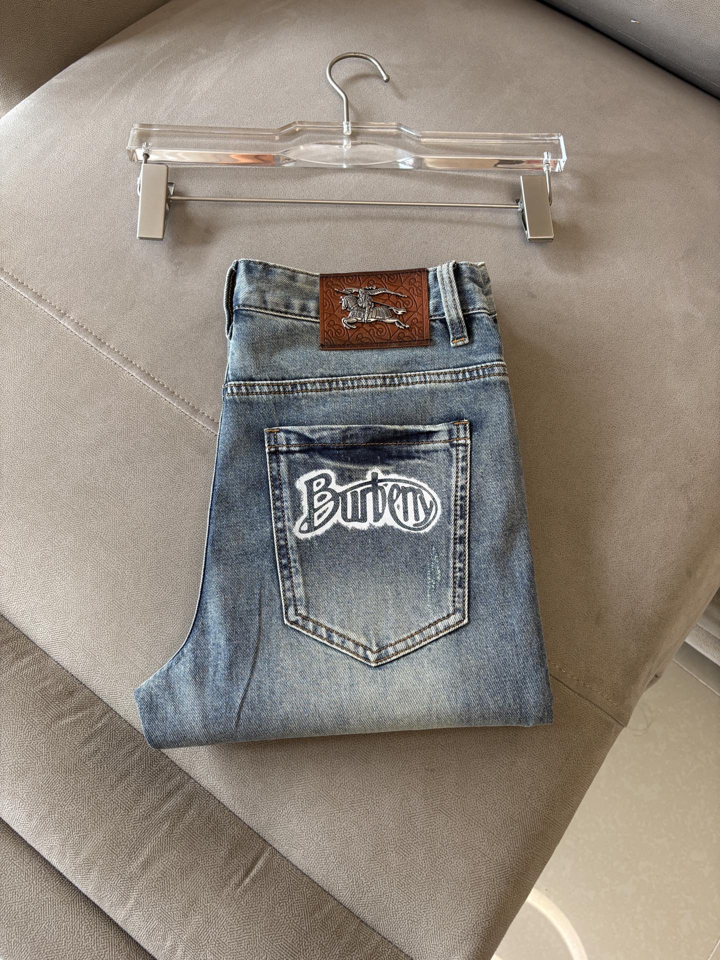 专柜🆕2026春夏设计推荐 热卖牛仔裤🆕柔软亲肤面料 奢华头层牛皮腰牌 经典蓝洗水 专柜限量款 奢华感订