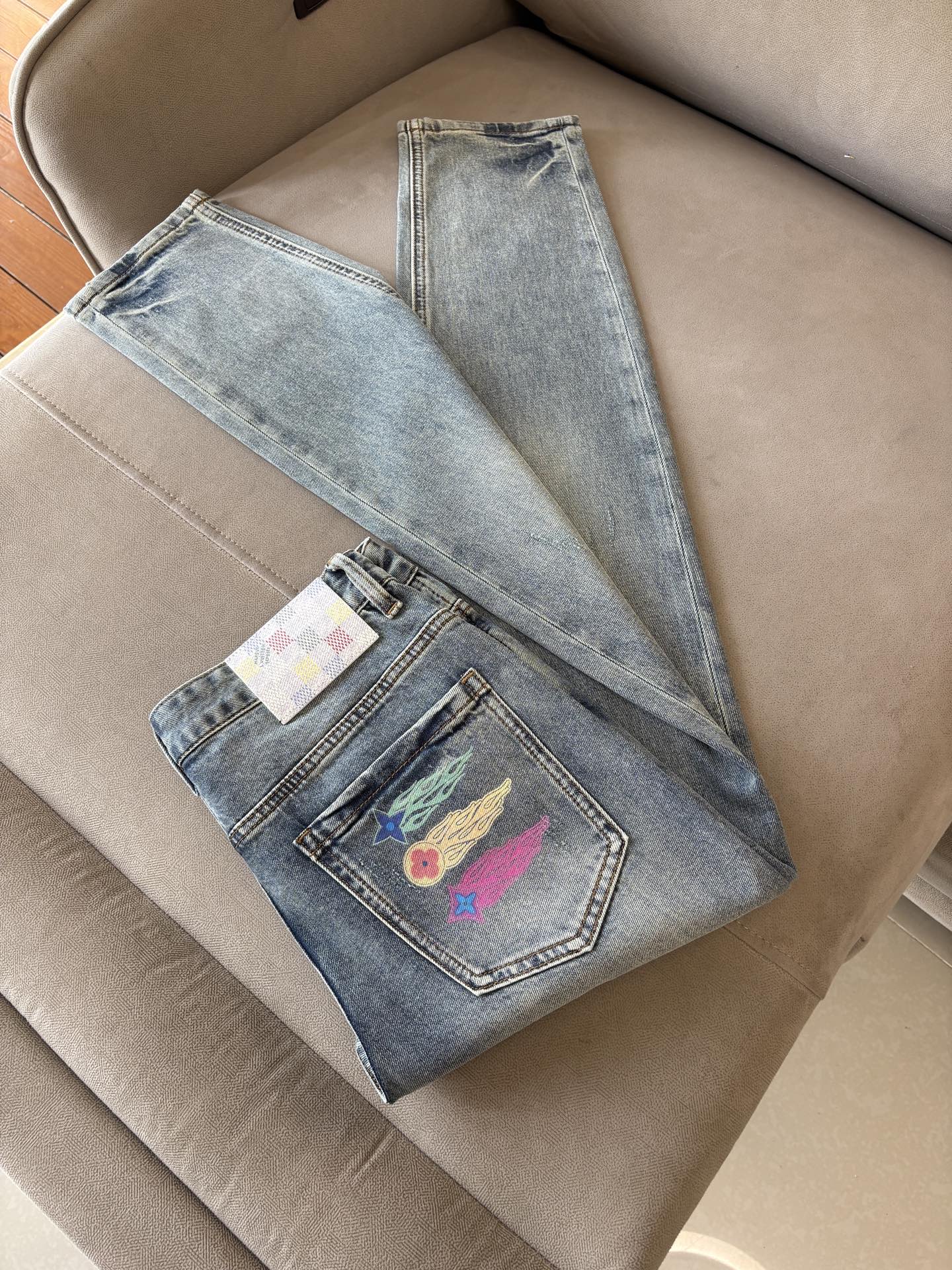 专柜🆕2026春夏设计推荐 热卖牛仔裤🆕柔软亲肤面料 奢华头层牛皮腰牌 经典蓝洗水 专柜限量款 奢华感订