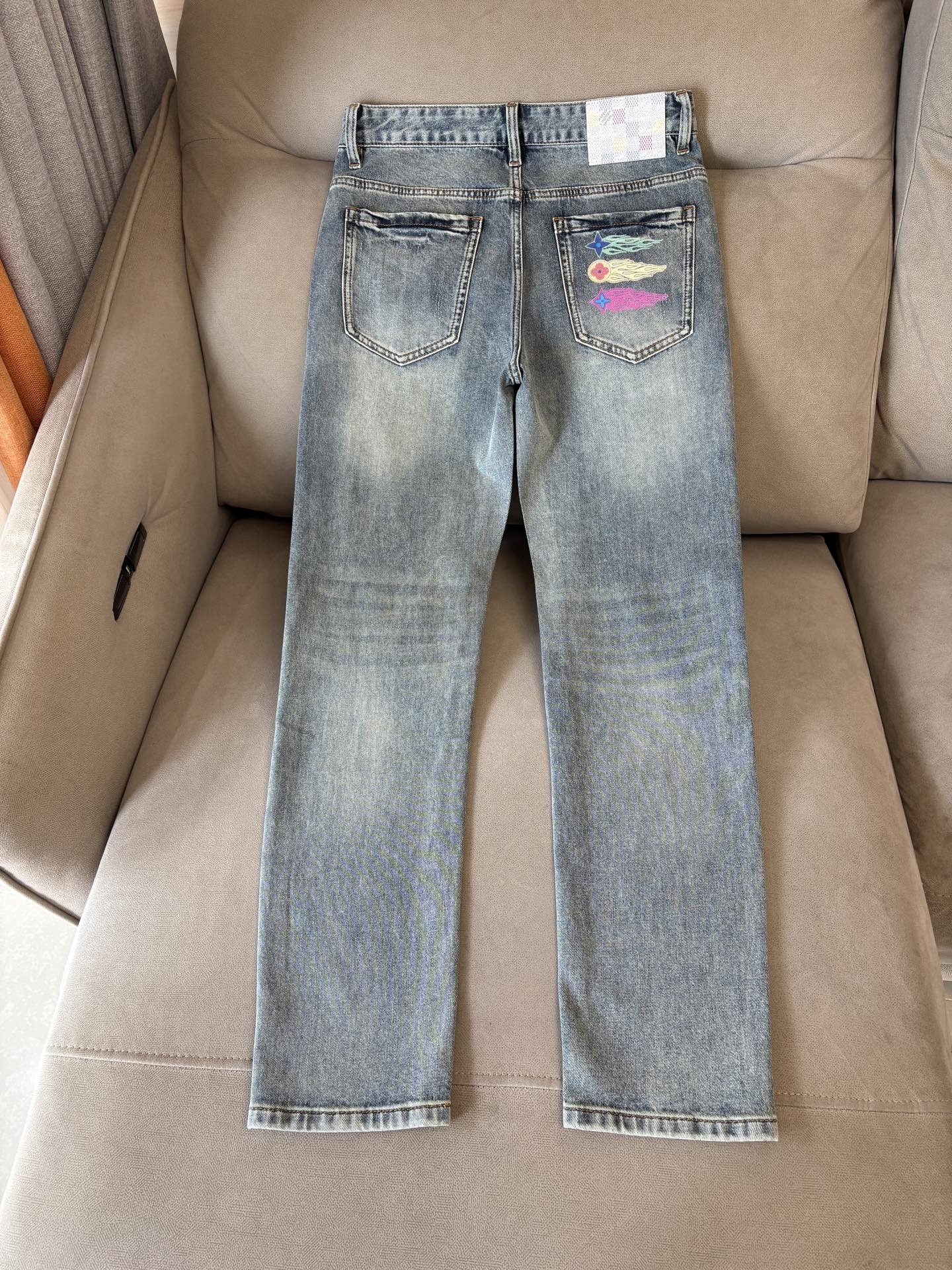 专柜🆕2026春夏设计推荐 热卖牛仔裤🆕柔软亲肤面料 奢华头层牛皮腰牌 经典蓝洗水 专柜限量款 奢华感订