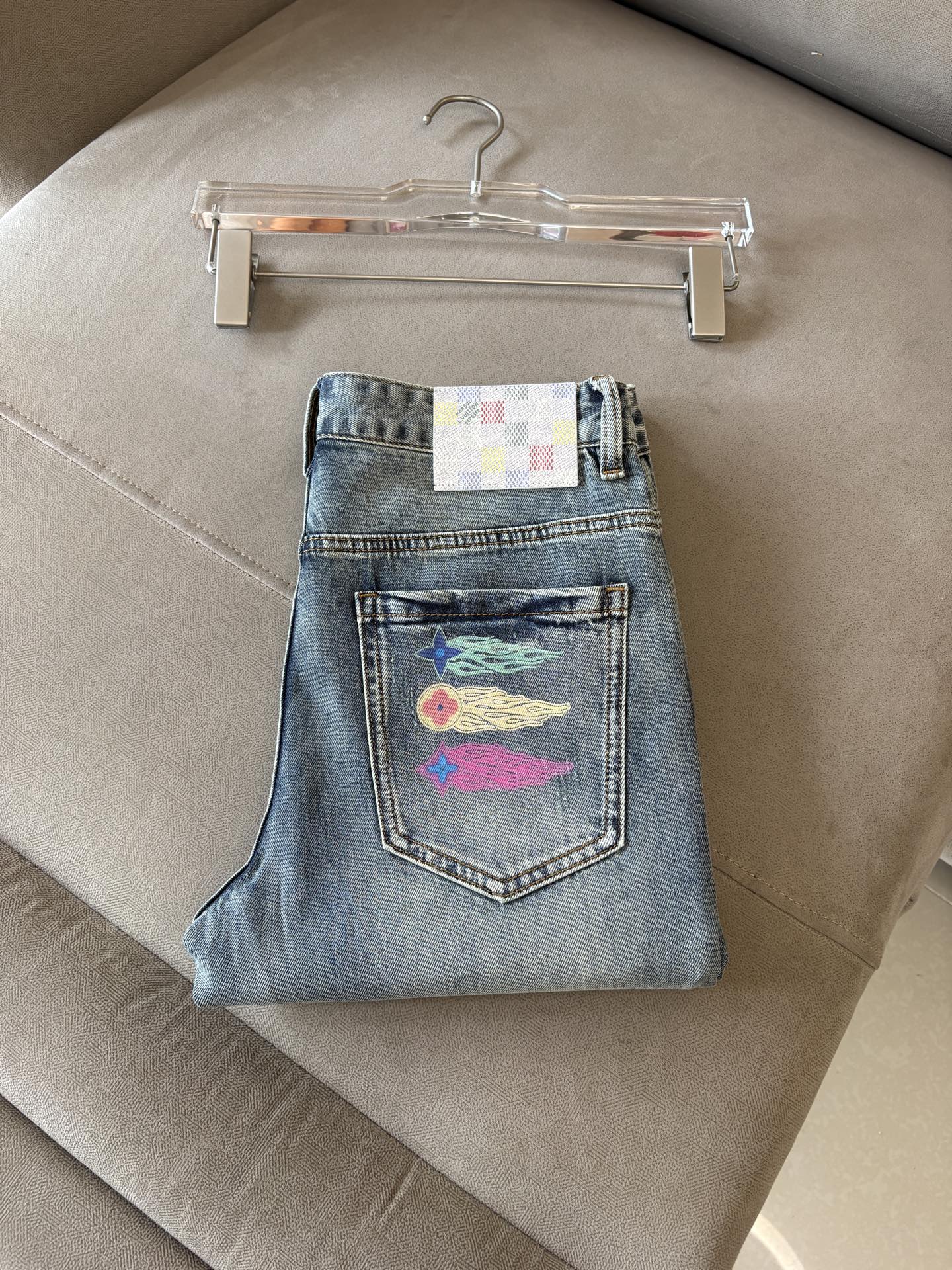 专柜🆕2026春夏设计推荐 热卖牛仔裤🆕柔软亲肤面料 奢华头层牛皮腰牌 经典蓝洗水 专柜限量款 奢华感订