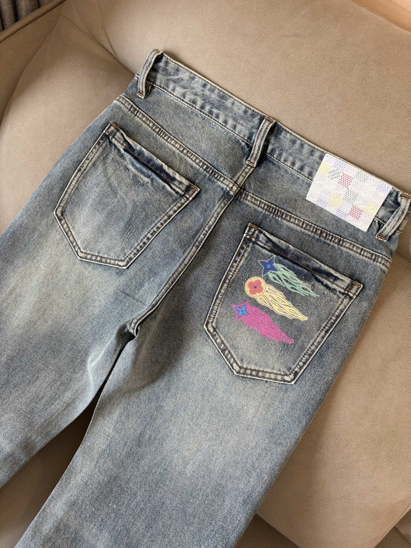 专柜🆕2026春夏设计推荐 热卖牛仔裤🆕柔软亲肤面料 奢华头层牛皮腰牌 经典蓝洗水 专柜限量款 奢华感订