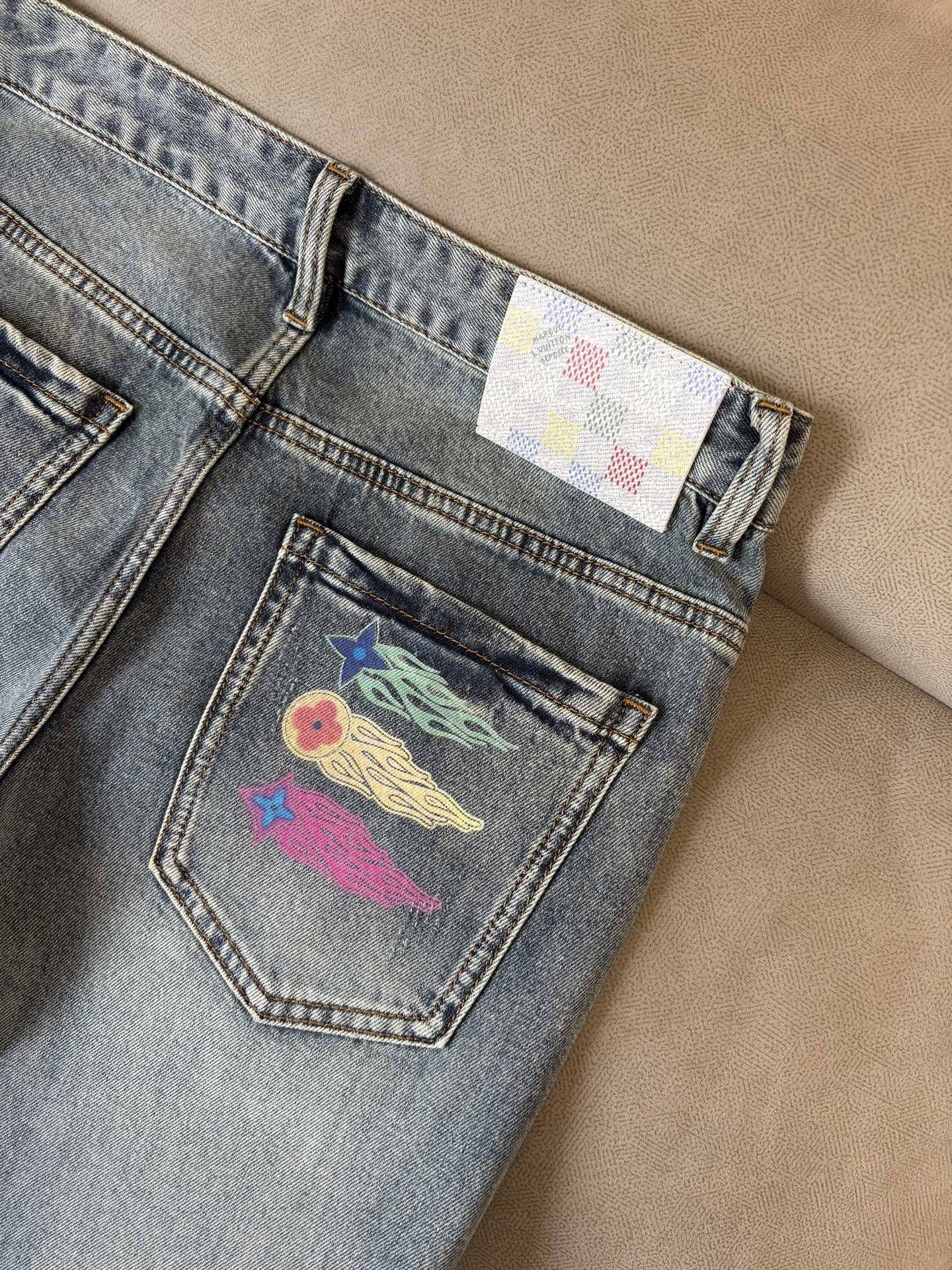 专柜🆕2026春夏设计推荐 热卖牛仔裤🆕柔软亲肤面料 奢华头层牛皮腰牌 经典蓝洗水 专柜限量款 奢华感订