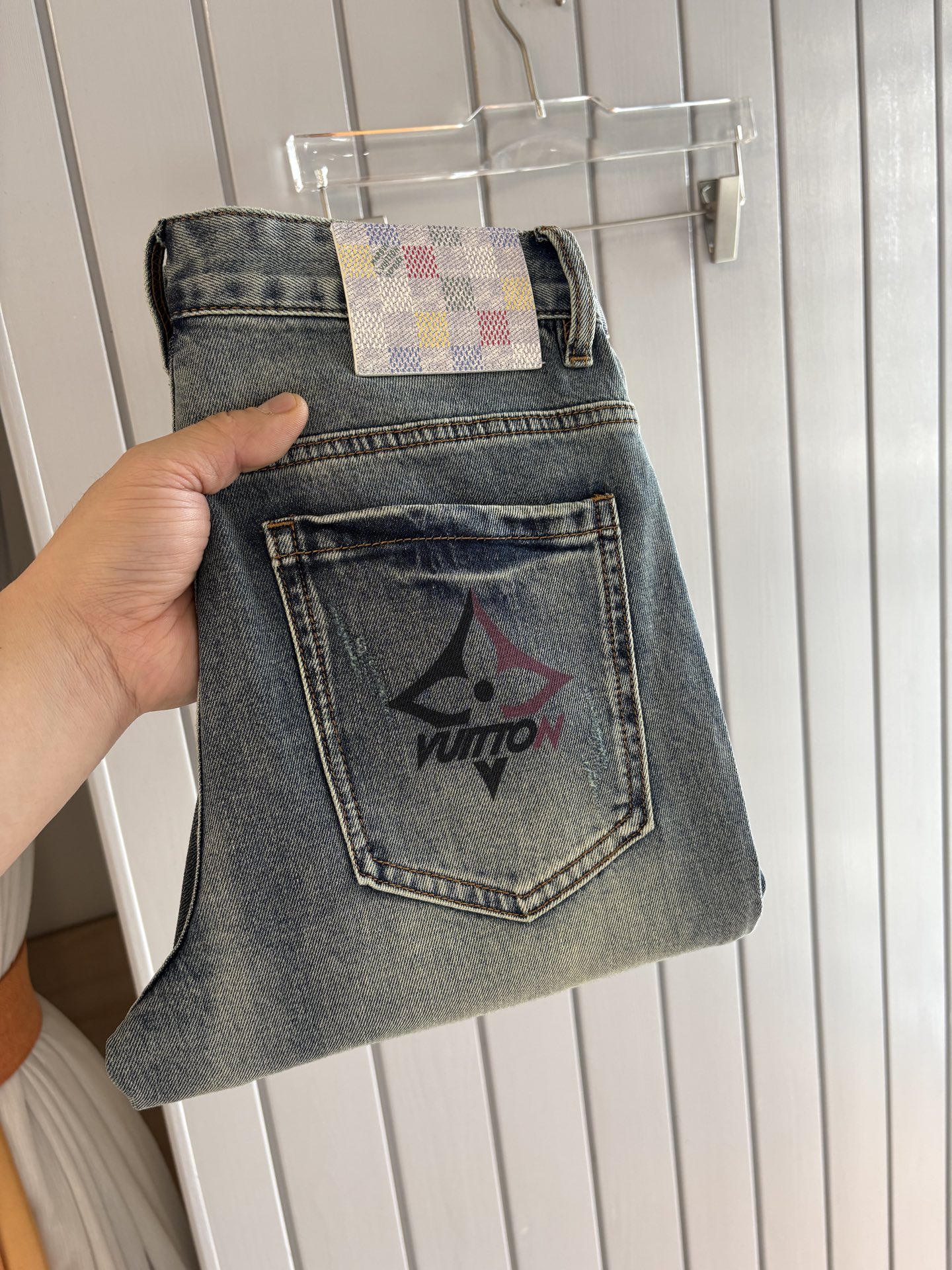 专柜🆕2026春夏设计推荐 热卖牛仔裤🆕柔软亲肤面料 奢华头层牛皮腰牌 经典蓝洗水 专柜限量款 奢华感订