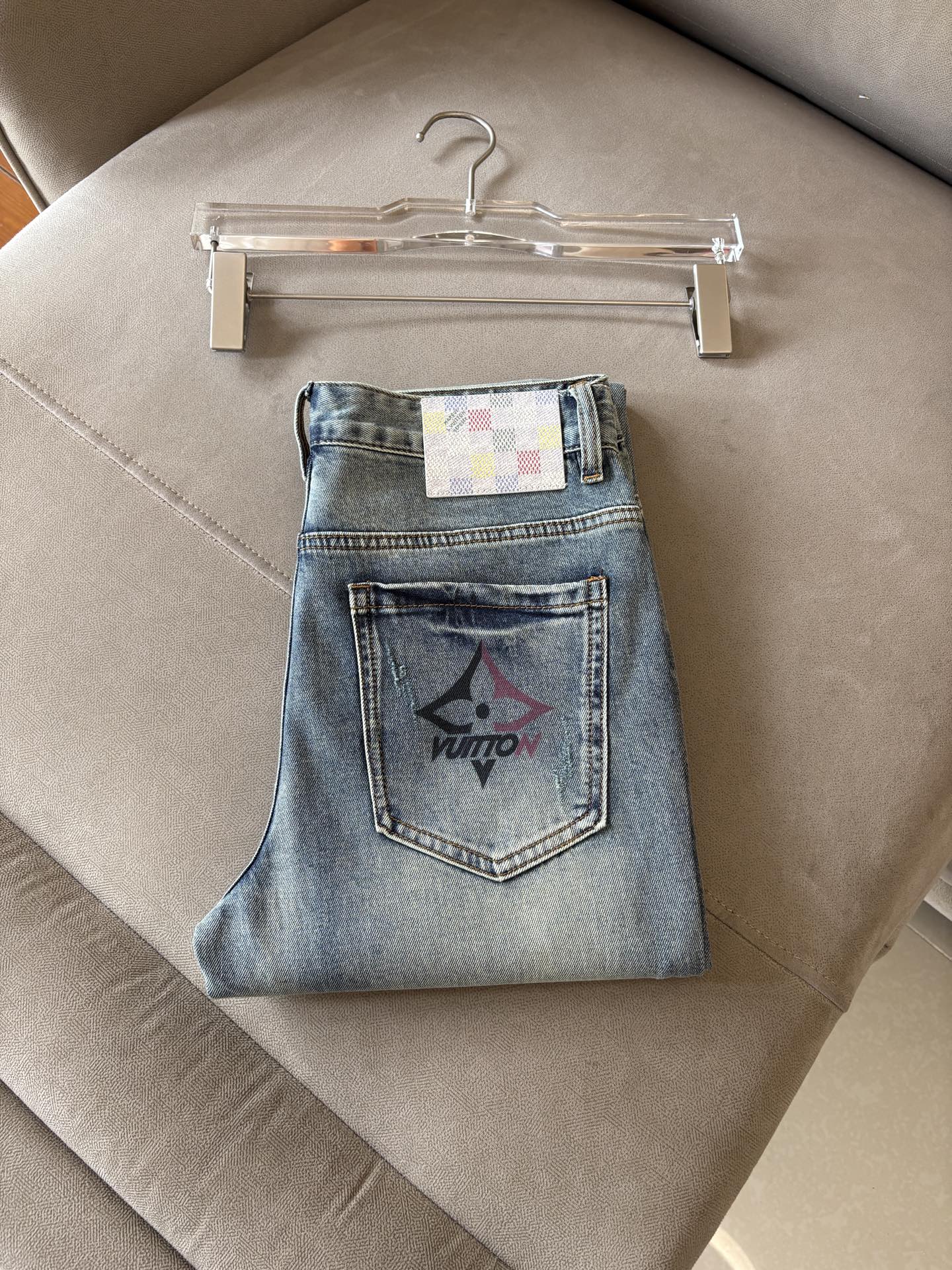 专柜🆕2026春夏设计推荐 热卖牛仔裤🆕柔软亲肤面料 奢华头层牛皮腰牌 经典蓝洗水 专柜限量款 奢华感订