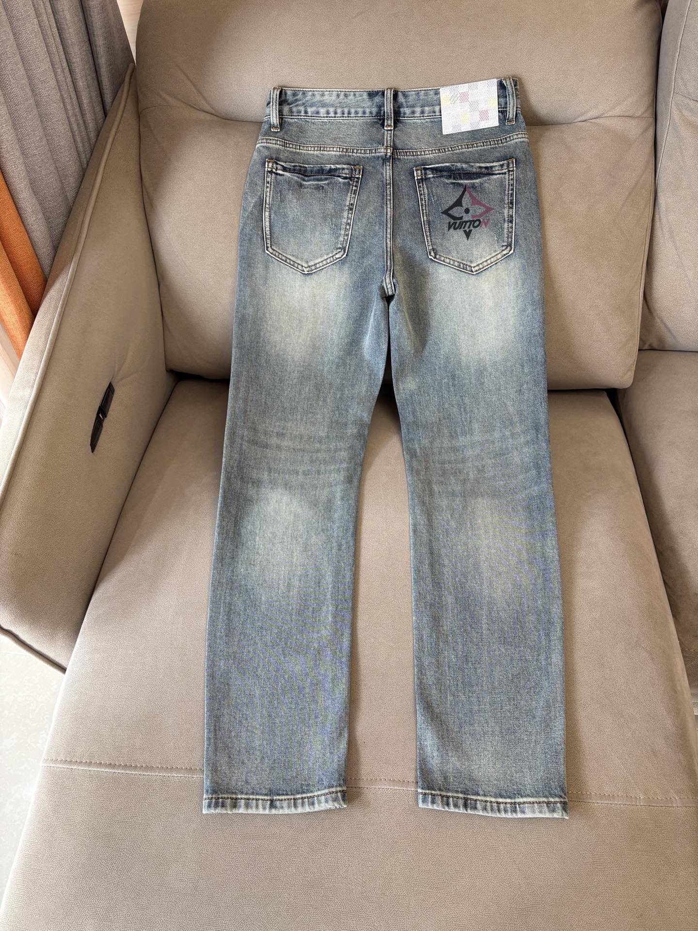 专柜🆕2026春夏设计推荐 热卖牛仔裤🆕柔软亲肤面料 奢华头层牛皮腰牌 经典蓝洗水 专柜限量款 奢华感订