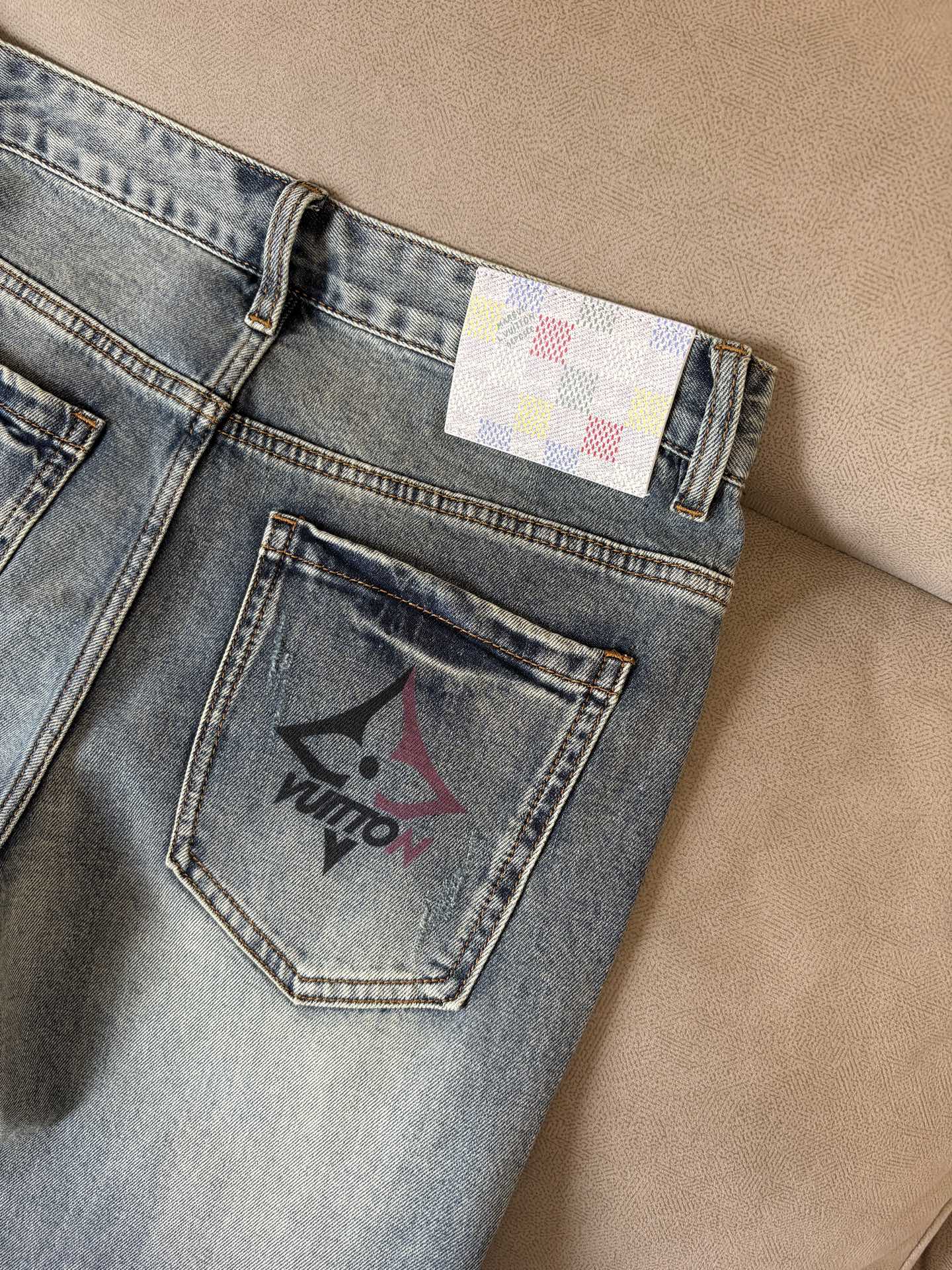 专柜🆕2026春夏设计推荐 热卖牛仔裤🆕柔软亲肤面料 奢华头层牛皮腰牌 经典蓝洗水 专柜限量款 奢华感订