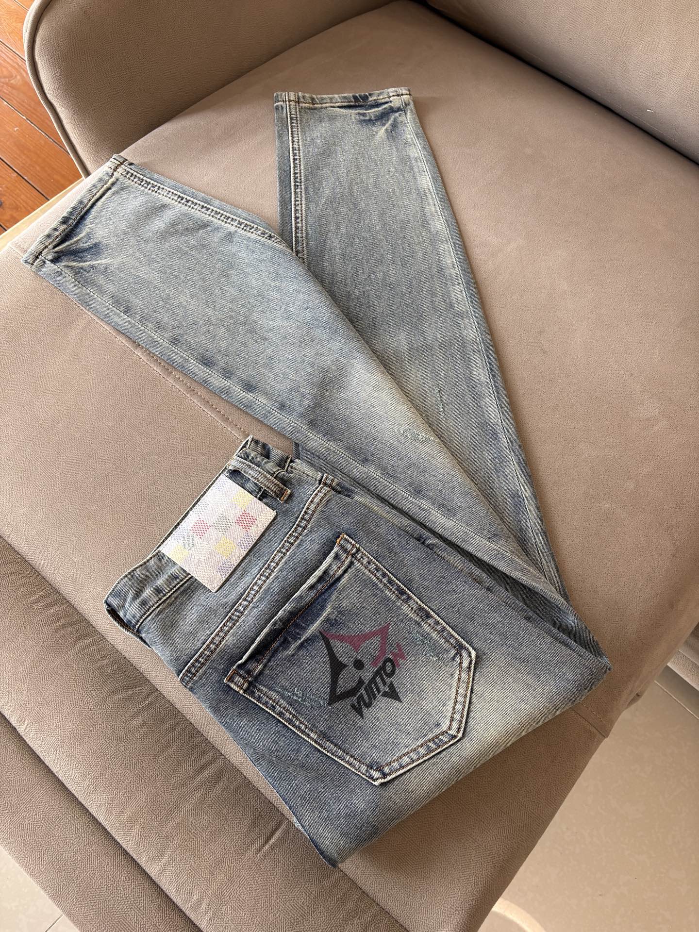 专柜🆕2026春夏设计推荐 热卖牛仔裤🆕柔软亲肤面料 奢华头层牛皮腰牌 经典蓝洗水 专柜限量款 奢华感订