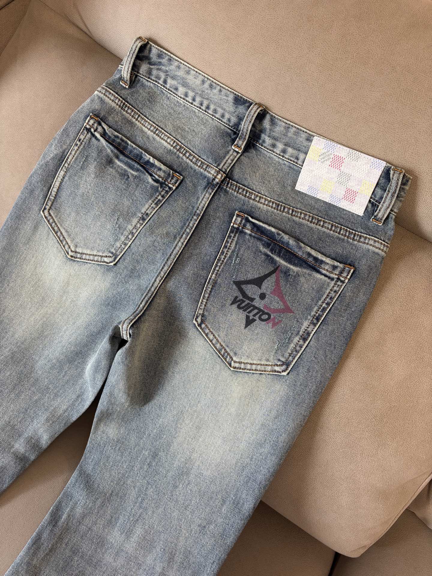 专柜🆕2026春夏设计推荐 热卖牛仔裤🆕柔软亲肤面料 奢华头层牛皮腰牌 经典蓝洗水 专柜限量款 奢华感订