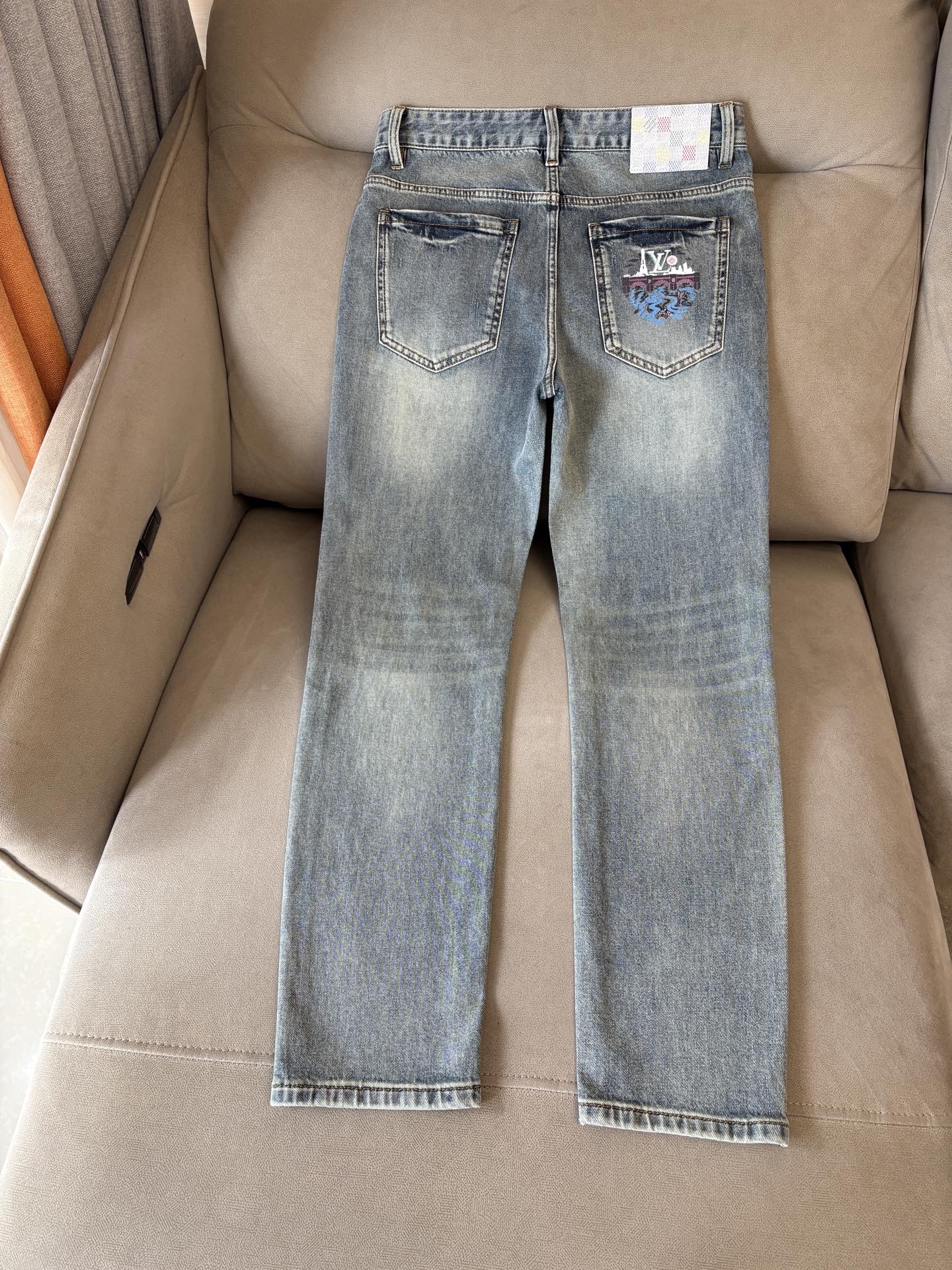 专柜🆕2026春夏设计推荐 热卖牛仔裤🆕柔软亲肤面料 奢华头层牛皮腰牌 经典蓝洗水 专柜限量款 奢华感订