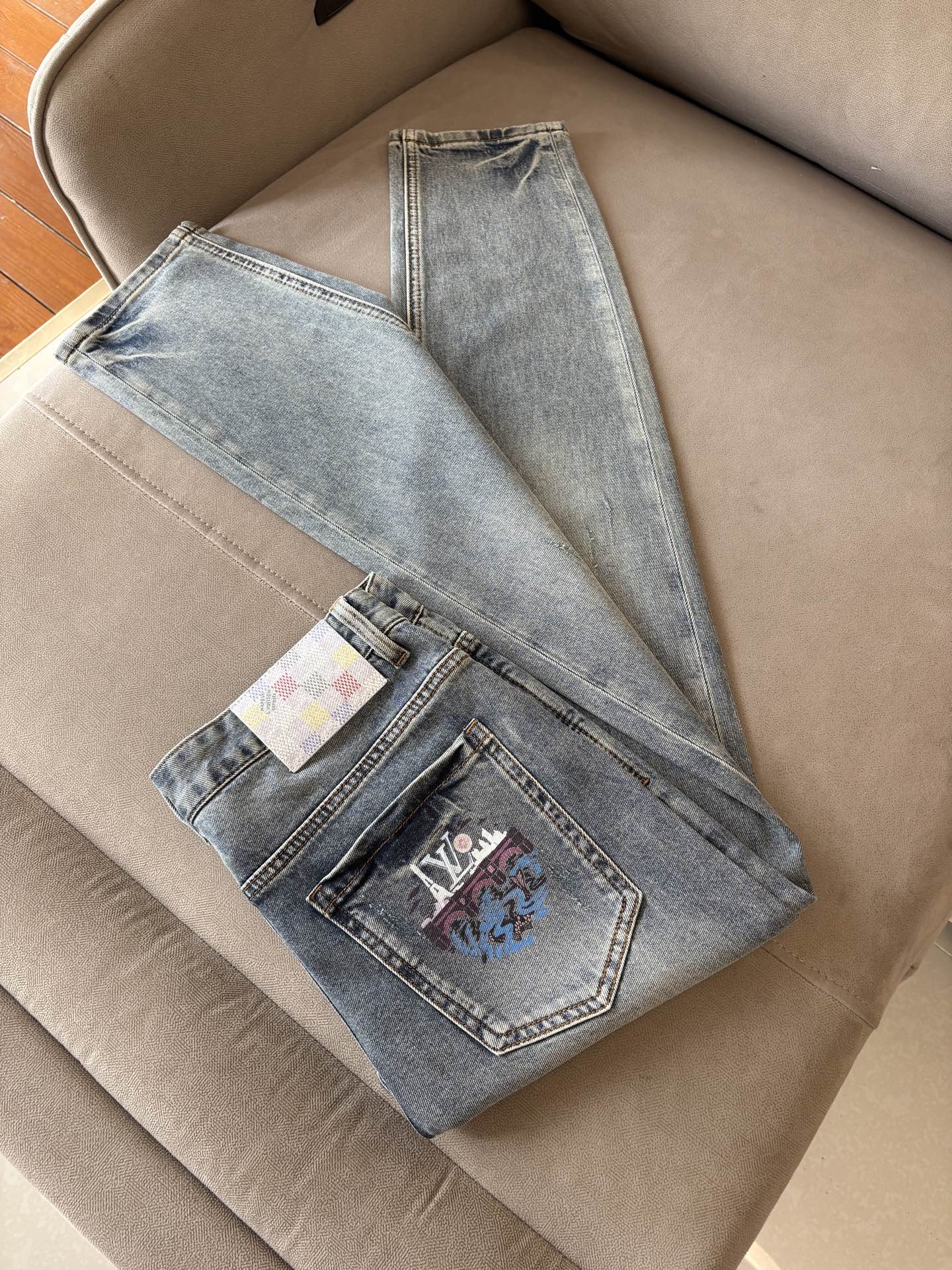 专柜🆕2026春夏设计推荐 热卖牛仔裤🆕柔软亲肤面料 奢华头层牛皮腰牌 经典蓝洗水 专柜限量款 奢华感订