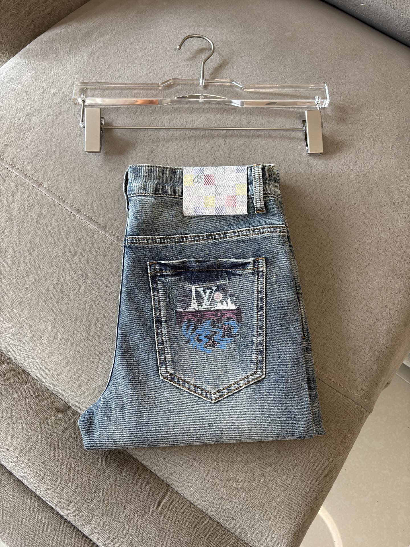 专柜🆕2026春夏设计推荐 热卖牛仔裤🆕柔软亲肤面料 奢华头层牛皮腰牌 经典蓝洗水 专柜限量款 奢华感订