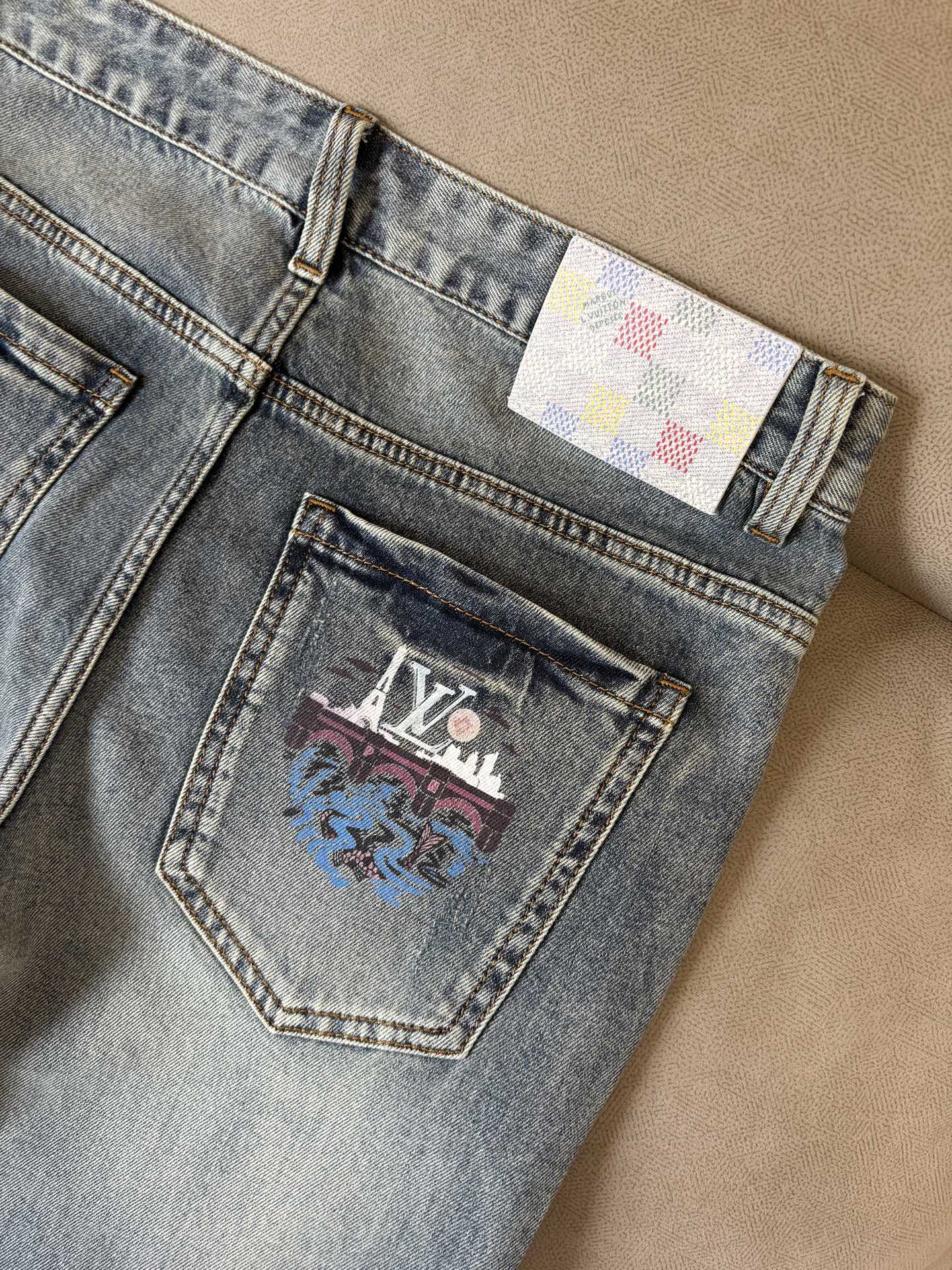 专柜🆕2026春夏设计推荐 热卖牛仔裤🆕柔软亲肤面料 奢华头层牛皮腰牌 经典蓝洗水 专柜限量款 奢华感订