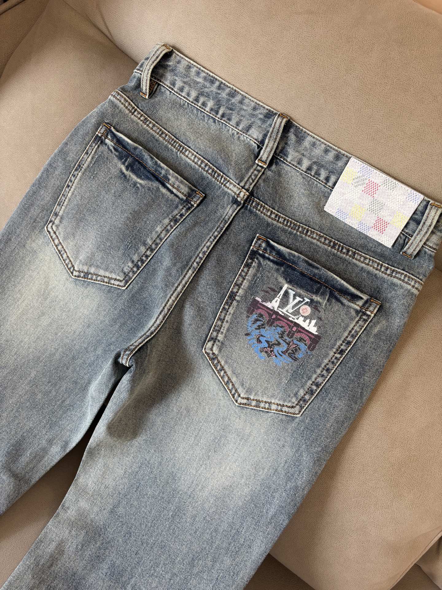 专柜🆕2026春夏设计推荐 热卖牛仔裤🆕柔软亲肤面料 奢华头层牛皮腰牌 经典蓝洗水 专柜限量款 奢华感订