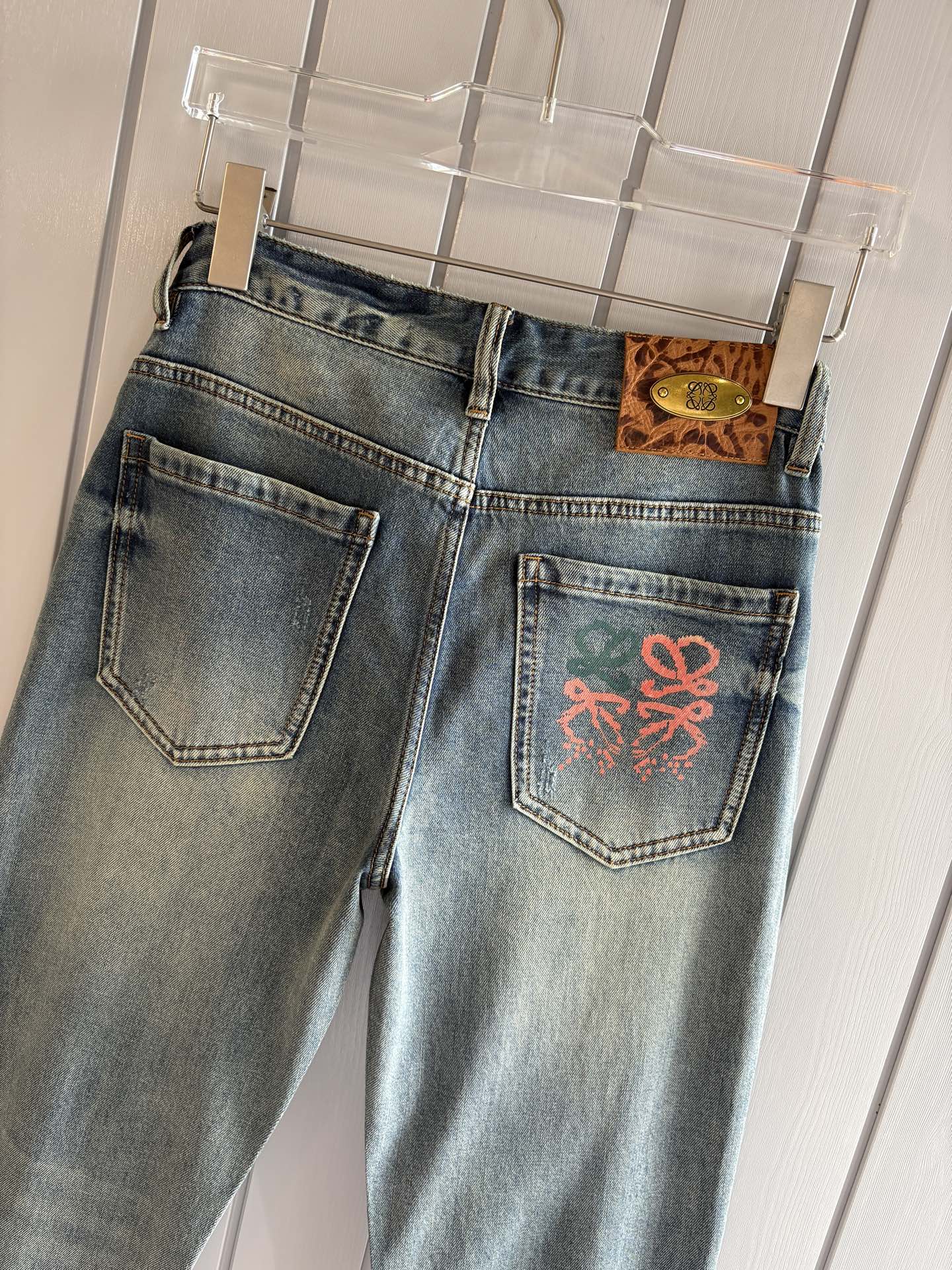 专柜🆕2026春夏设计推荐 热卖牛仔裤🆕柔软亲肤面料 奢华头层牛皮腰牌 经典蓝洗水 专柜限量款 奢华感订