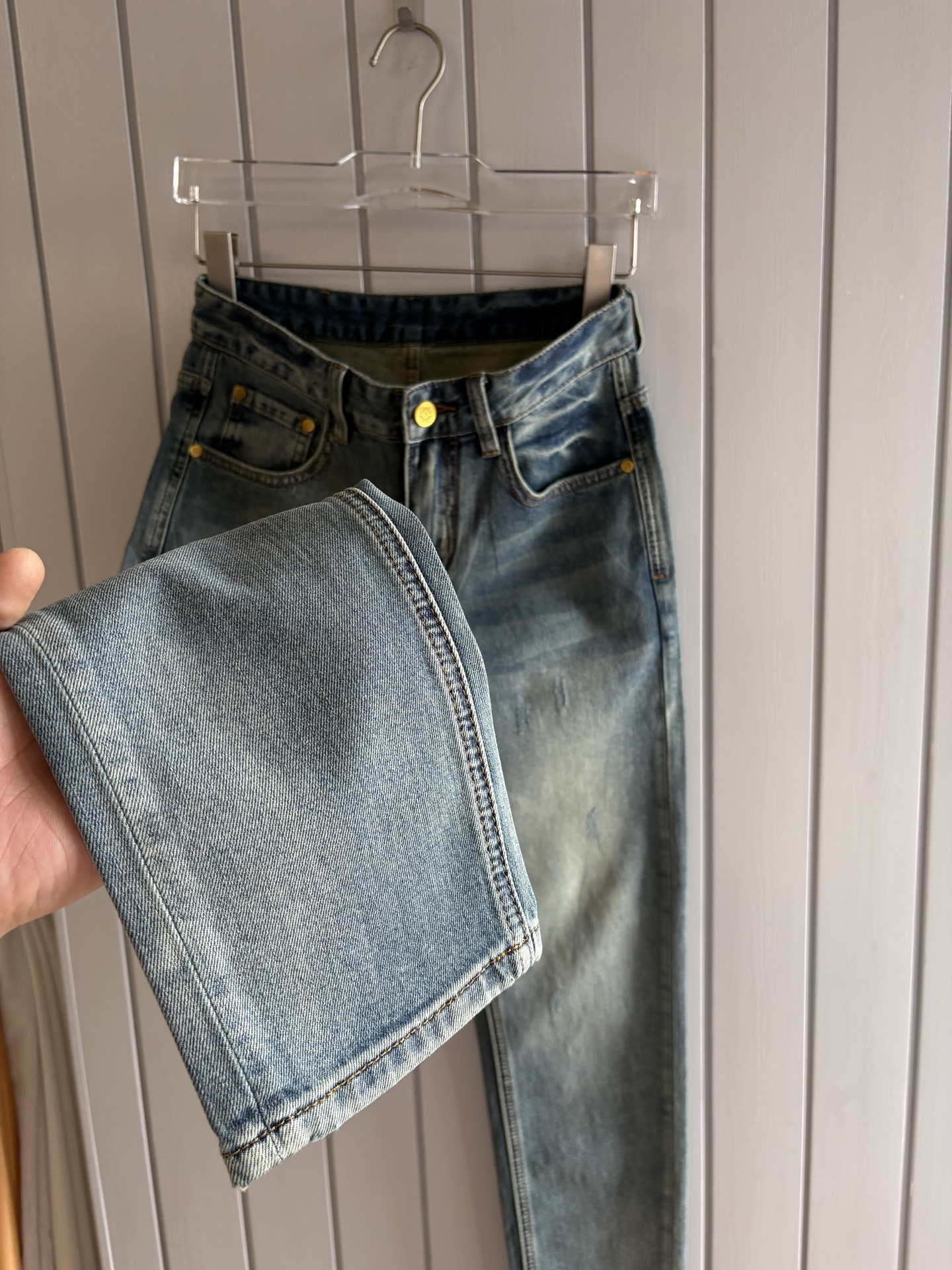 专柜🆕2026春夏设计推荐 热卖牛仔裤🆕柔软亲肤面料 奢华头层牛皮腰牌 经典蓝洗水 专柜限量款 奢华感订