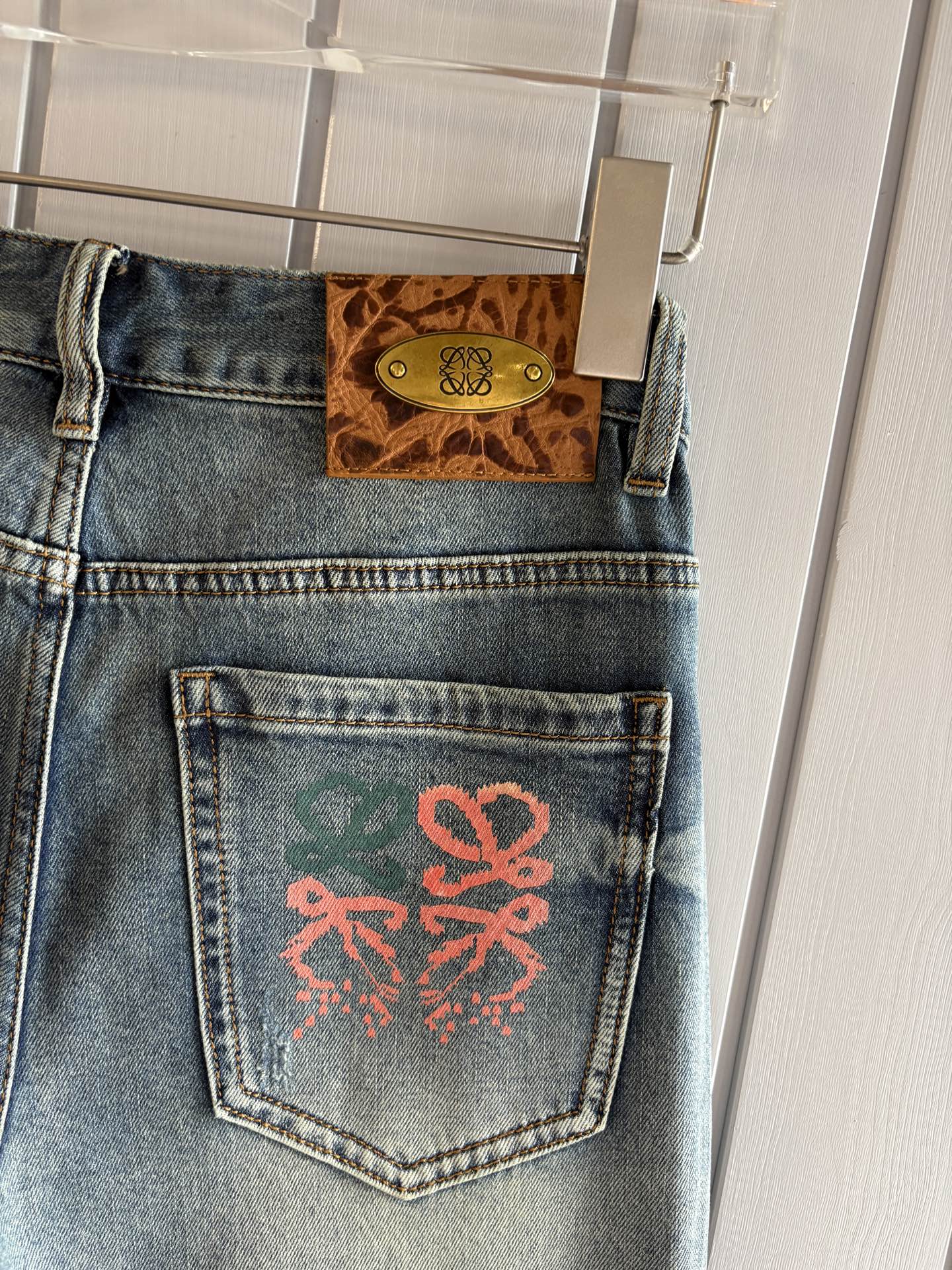 专柜🆕2026春夏设计推荐 热卖牛仔裤🆕柔软亲肤面料 奢华头层牛皮腰牌 经典蓝洗水 专柜限量款 奢华感订