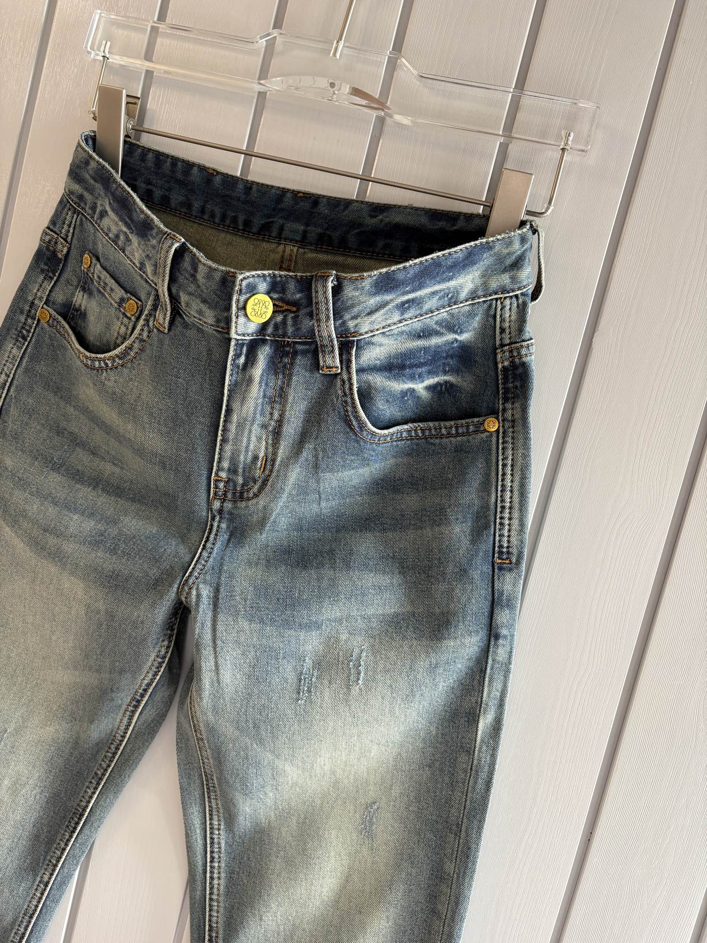 专柜🆕2026春夏设计推荐 热卖牛仔裤🆕柔软亲肤面料 奢华头层牛皮腰牌 经典蓝洗水 专柜限量款 奢华感订