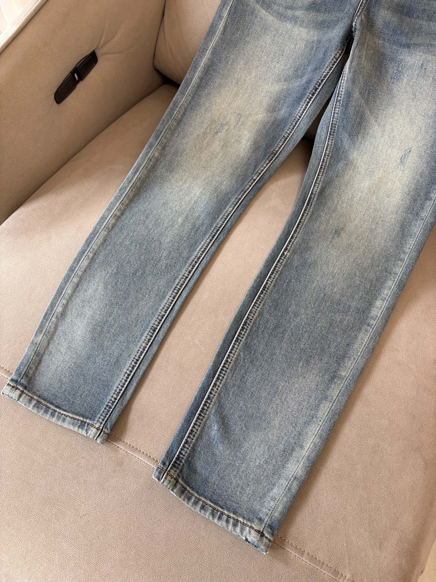 专柜🆕2026春夏设计推荐 热卖牛仔裤🆕柔软亲肤面料 奢华头层牛皮腰牌 经典蓝洗水 专柜限量款 奢华感订