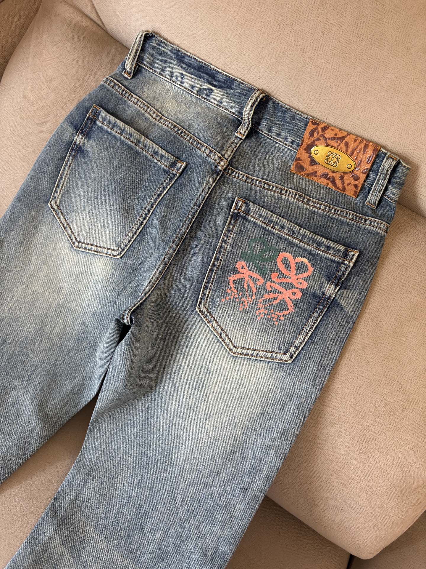 专柜🆕2026春夏设计推荐 热卖牛仔裤🆕柔软亲肤面料 奢华头层牛皮腰牌 经典蓝洗水 专柜限量款 奢华感订
