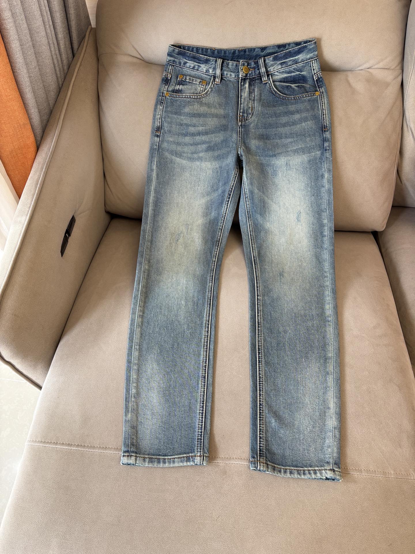 专柜🆕2026春夏设计推荐 热卖牛仔裤🆕柔软亲肤面料 奢华头层牛皮腰牌 经典蓝洗水 专柜限量款 奢华感订