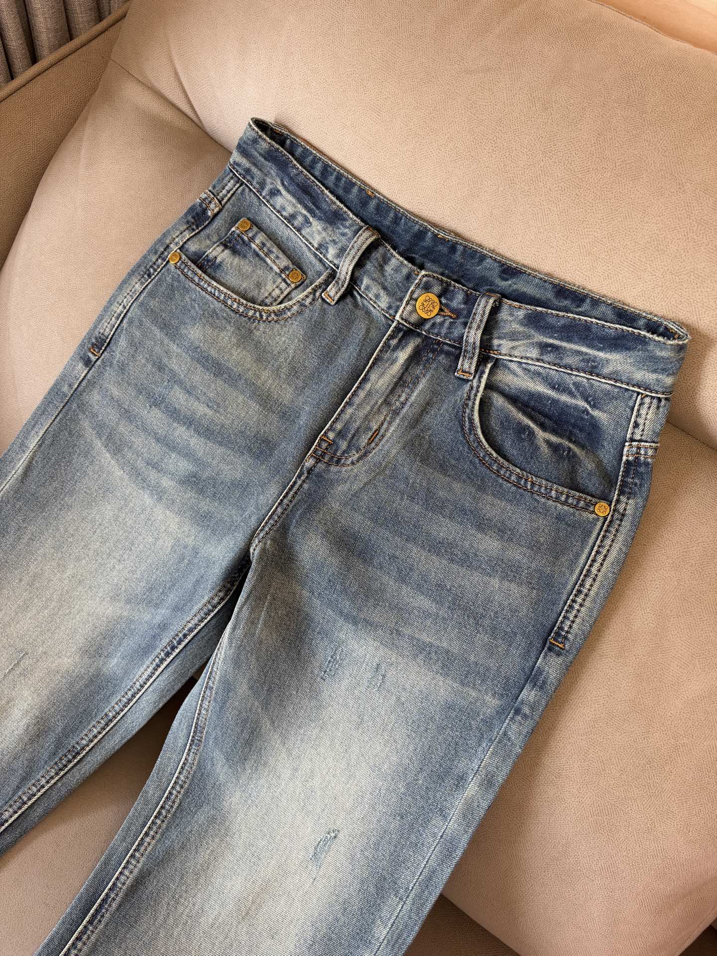 专柜🆕2026春夏设计推荐 热卖牛仔裤🆕柔软亲肤面料 奢华头层牛皮腰牌 经典蓝洗水 专柜限量款 奢华感订