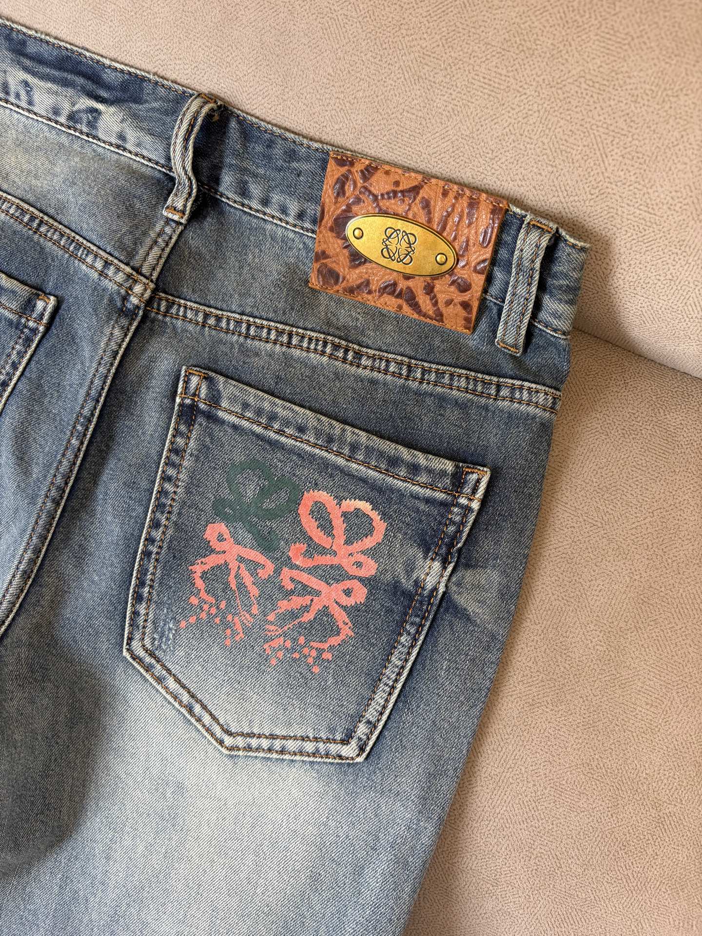 专柜🆕2026春夏设计推荐 热卖牛仔裤🆕柔软亲肤面料 奢华头层牛皮腰牌 经典蓝洗水 专柜限量款 奢华感订