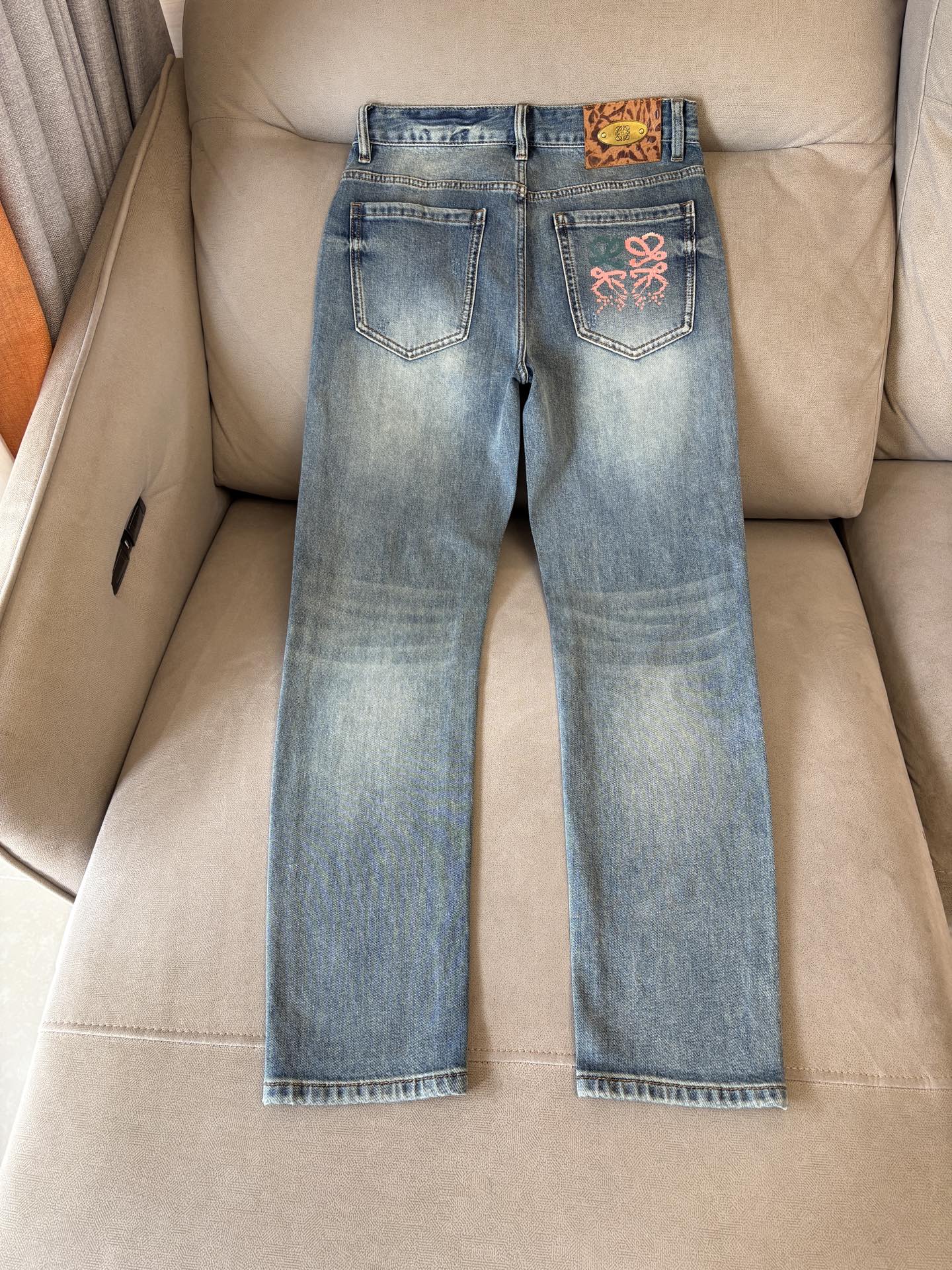 专柜🆕2026春夏设计推荐 热卖牛仔裤🆕柔软亲肤面料 奢华头层牛皮腰牌 经典蓝洗水 专柜限量款 奢华感订