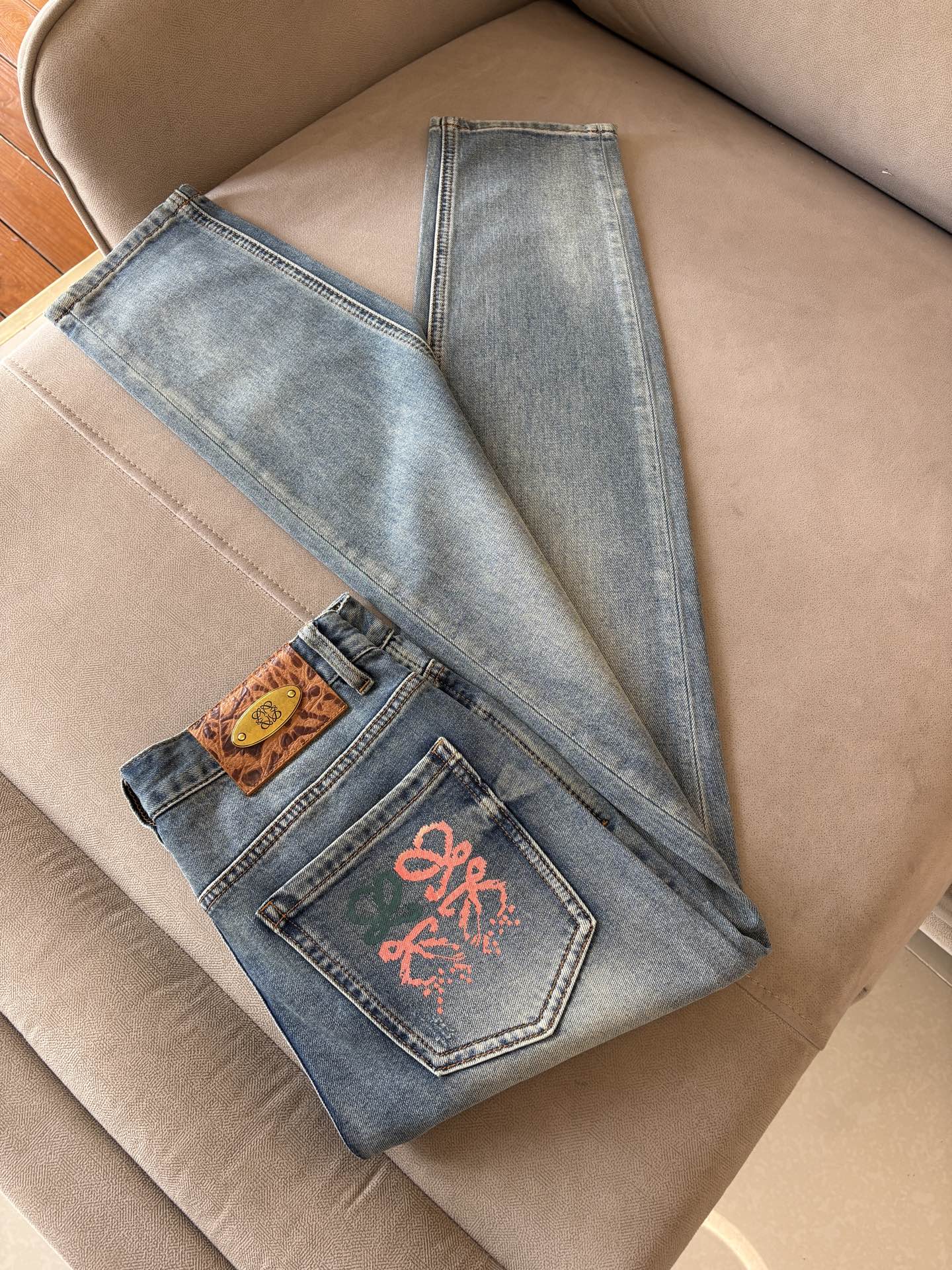 专柜🆕2026春夏设计推荐 热卖牛仔裤🆕柔软亲肤面料 奢华头层牛皮腰牌 经典蓝洗水 专柜限量款 奢华感订
